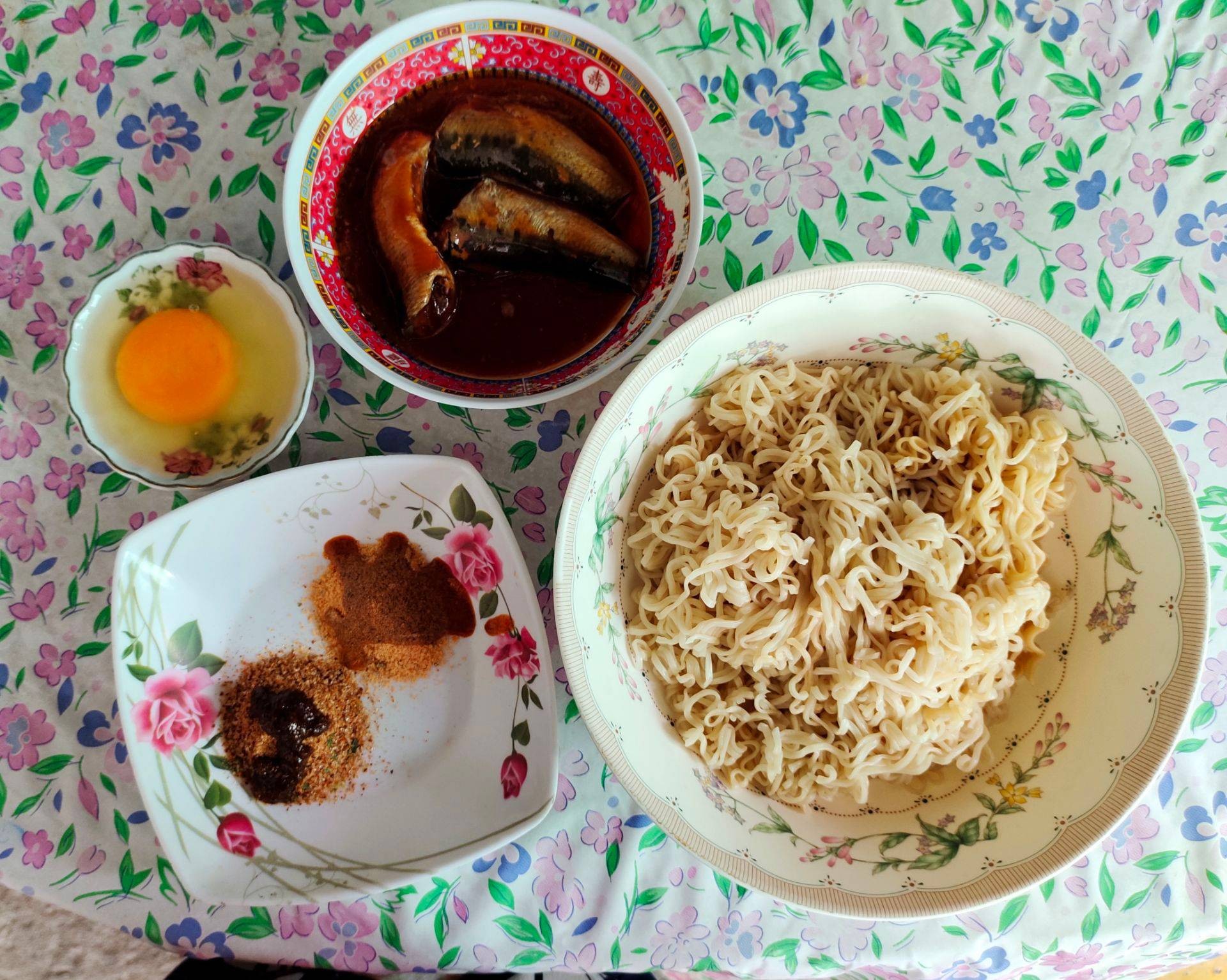 มาม่าผัดปลากระป๋อง