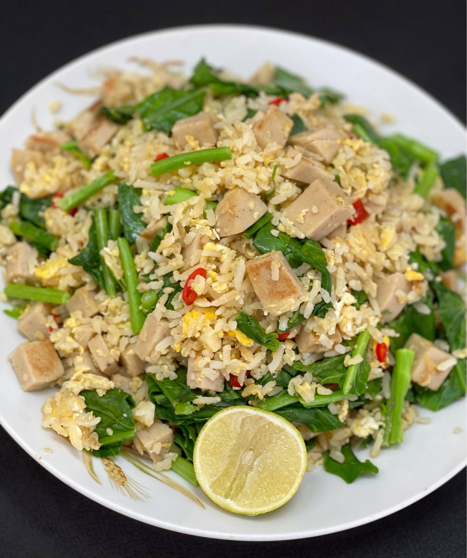 ข้าวผัดหมูยอใส่คะน้า