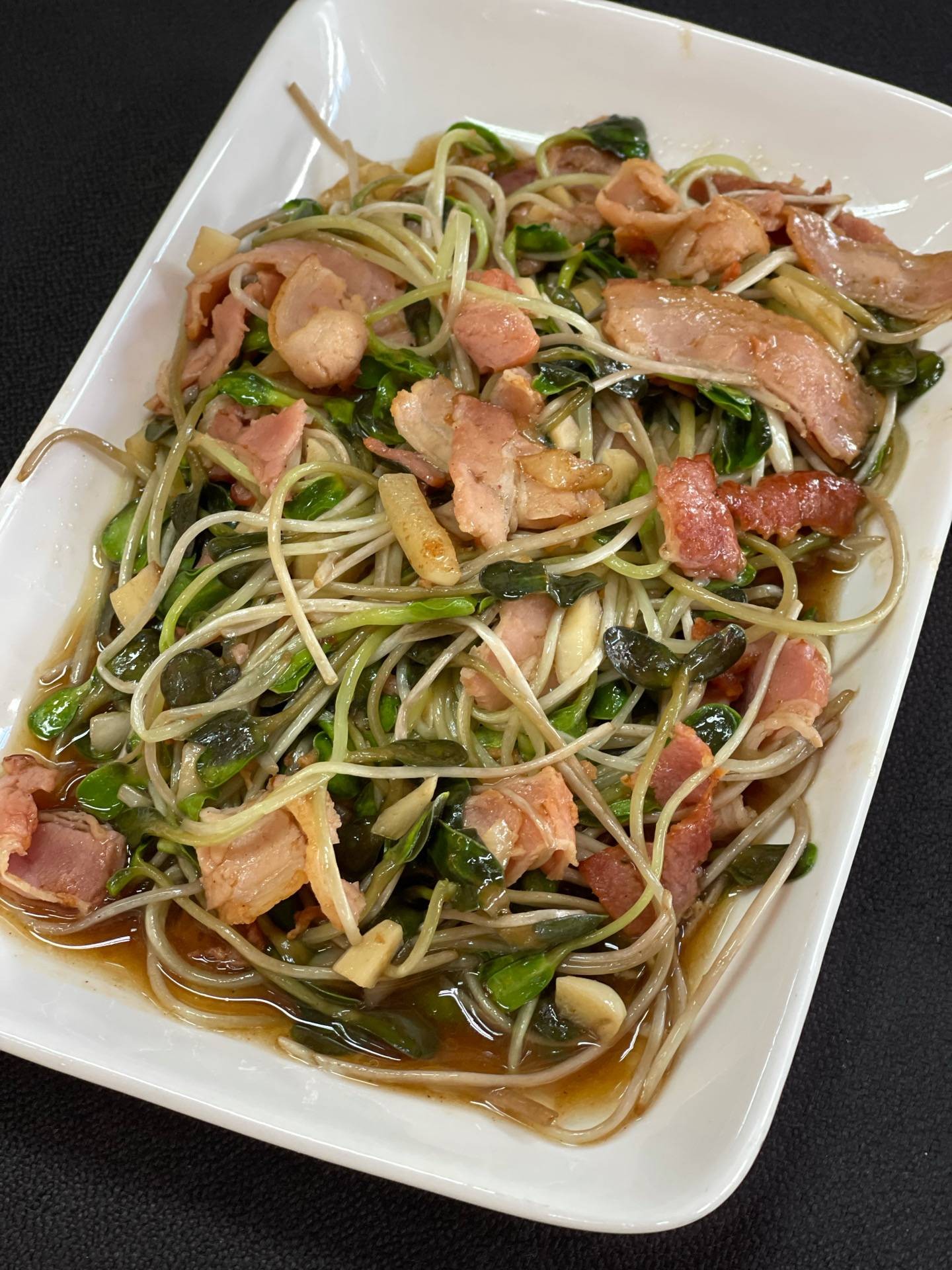 ต้นอ่อนทานตะวันผัดเบคอน