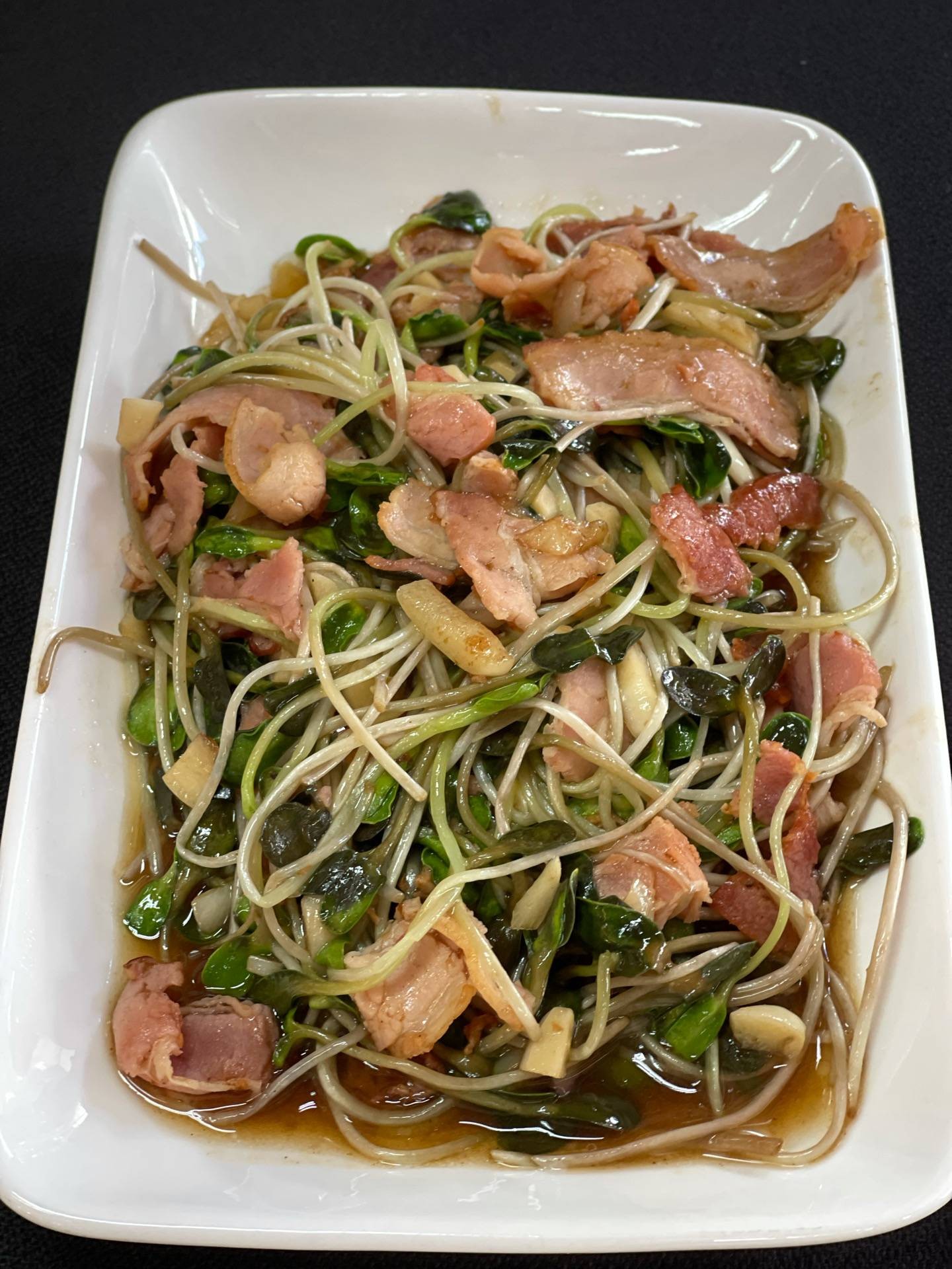 ต้นอ่อนทานตะวันผัดเบคอน