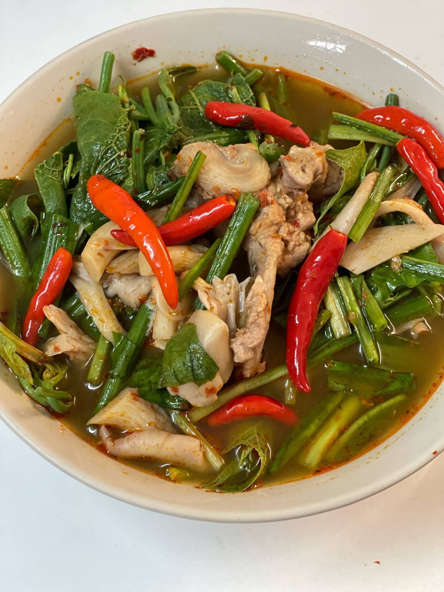 แกงเมืองใส่ยอดฟักแม้ว เห็ดนางฟ้า และกระดูกเล้ง 