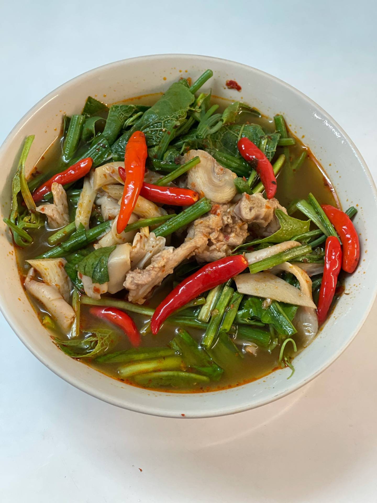 แกงเมืองใส่ยอดฟักแม้ว เห็ดนางฟ้า และกระดูกเล้ง 