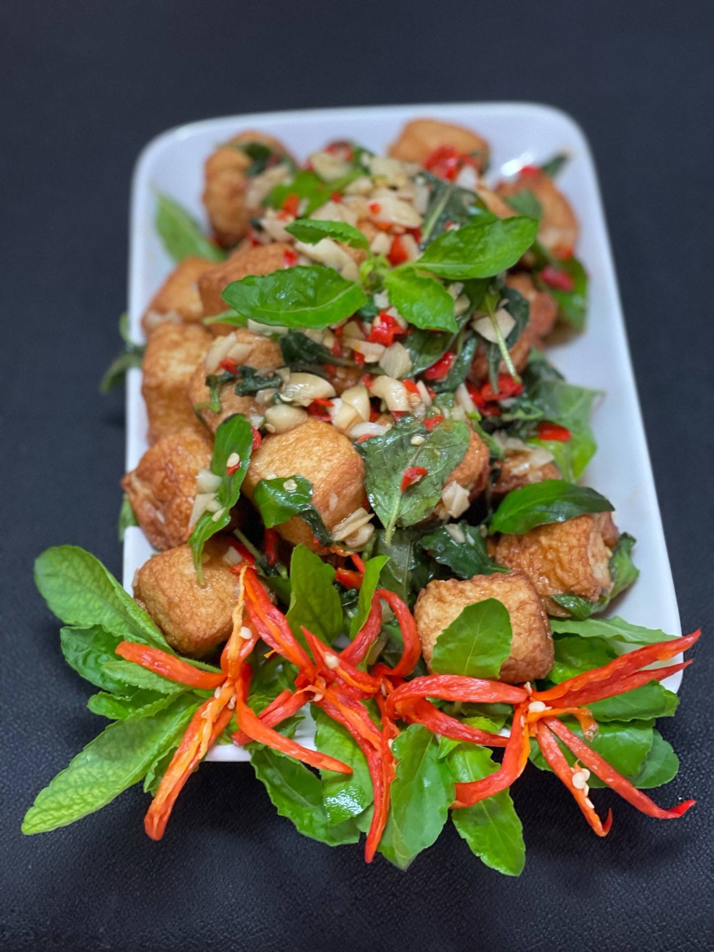 ผัดกะเพราเต้าหู้ปลา สูตรไม่ใส่น้ำมัน 