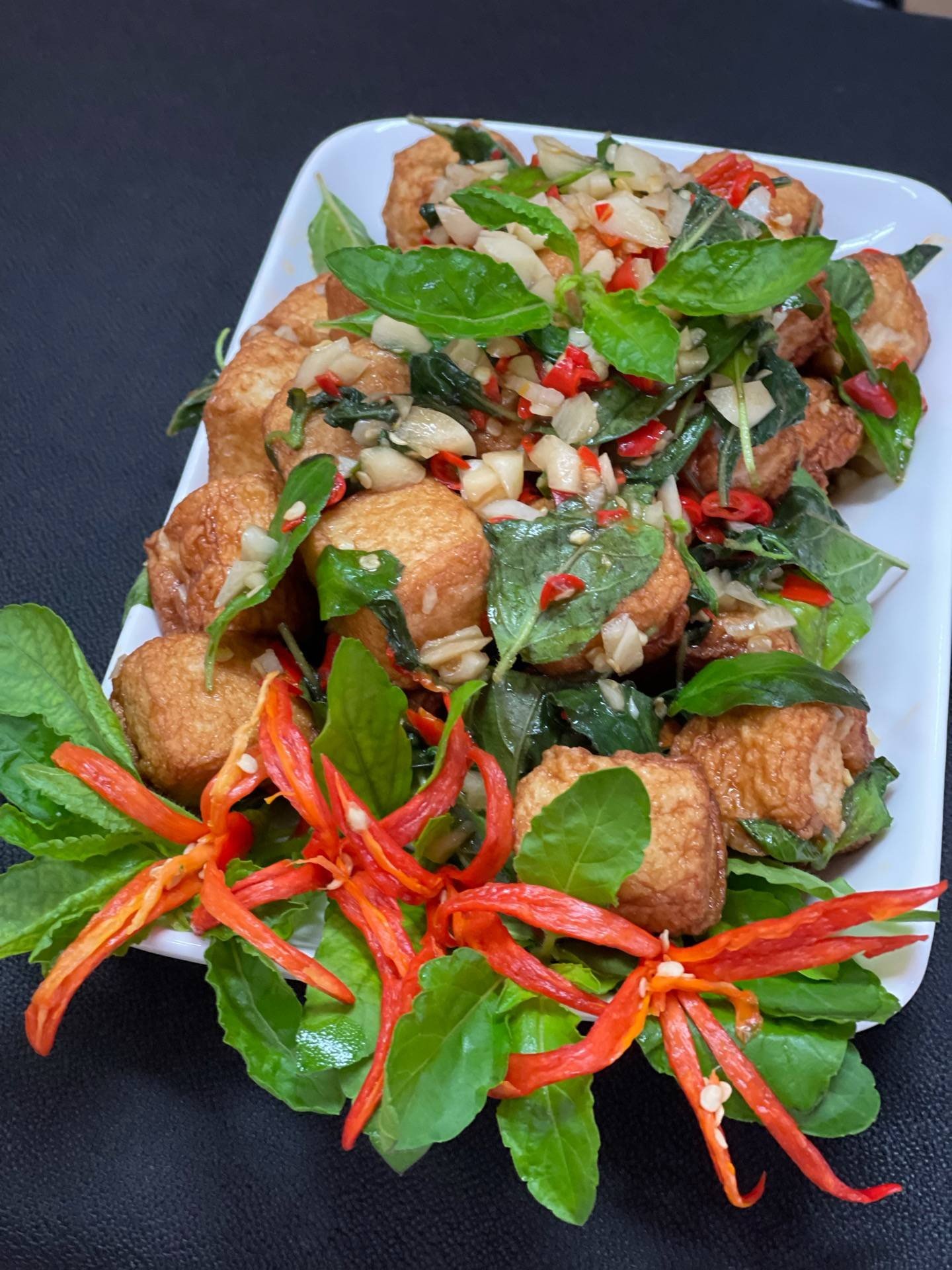 ผัดกะเพราเต้าหู้ปลา สูตรไม่ใส่น้ำมัน 