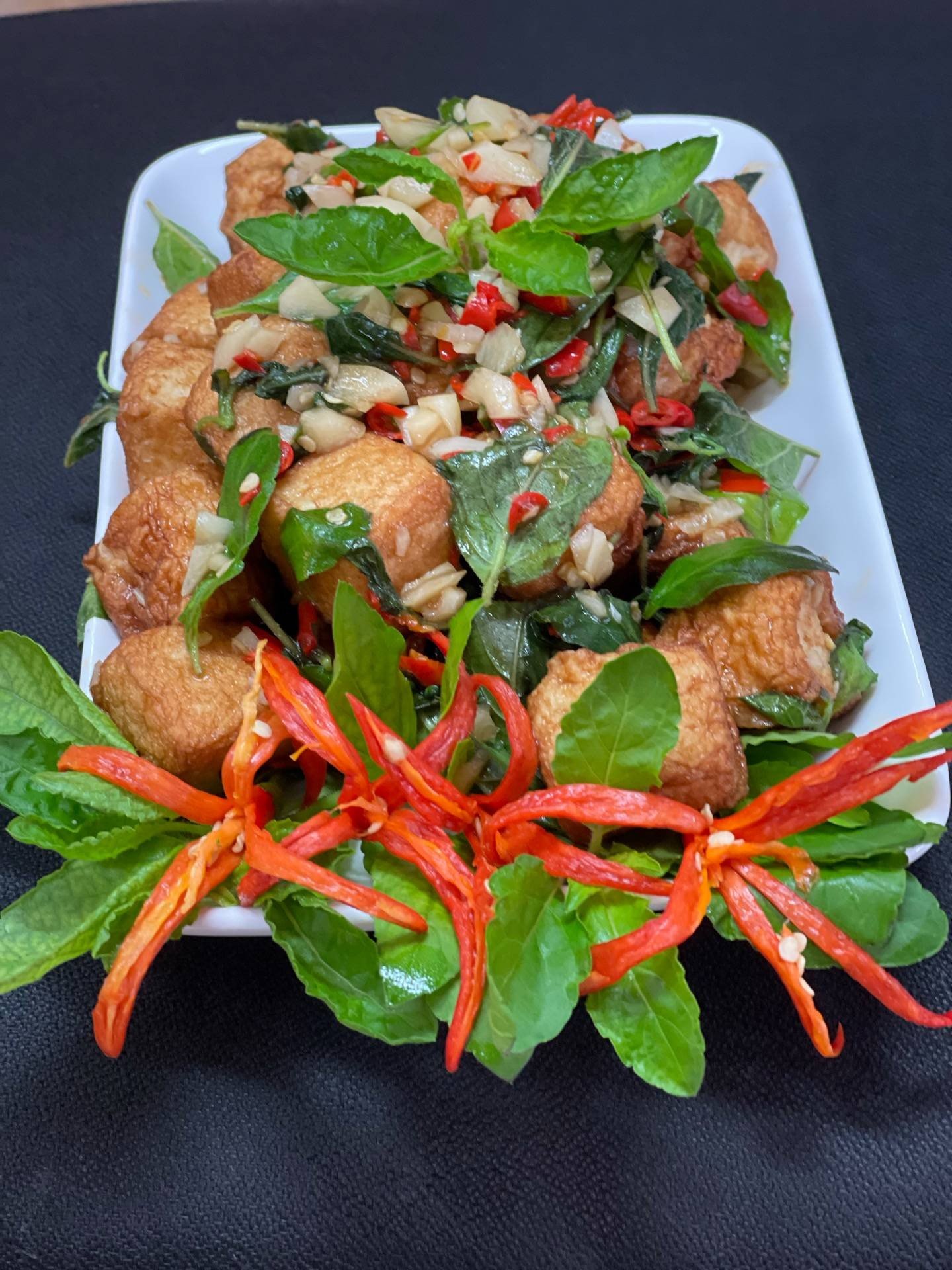 ผัดกะเพราเต้าหู้ปลา สูตรไม่ใส่น้ำมัน 