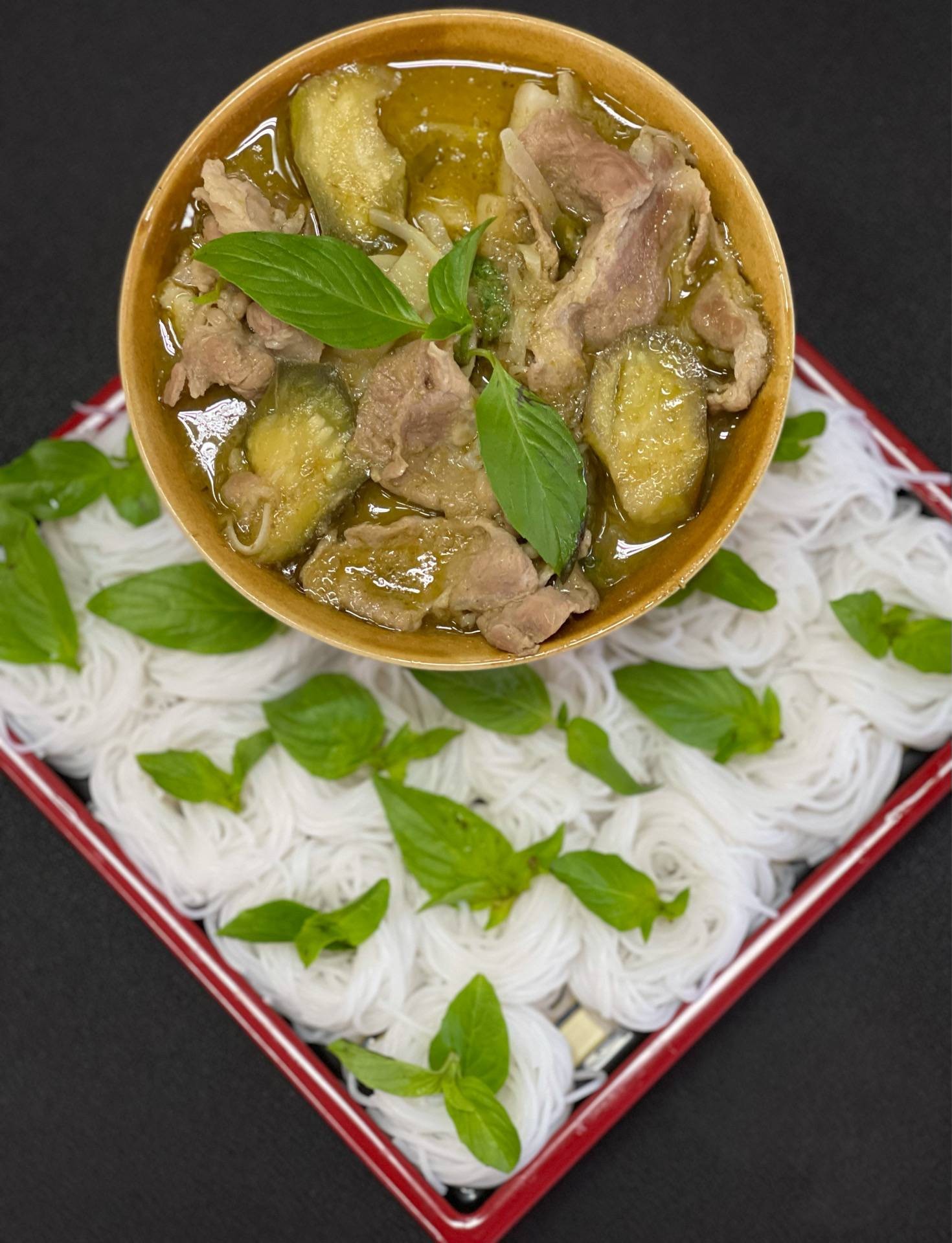 แกงเขียวหวานสันคอหมูสไลด์ หน่อไม้ มะเขือยาว