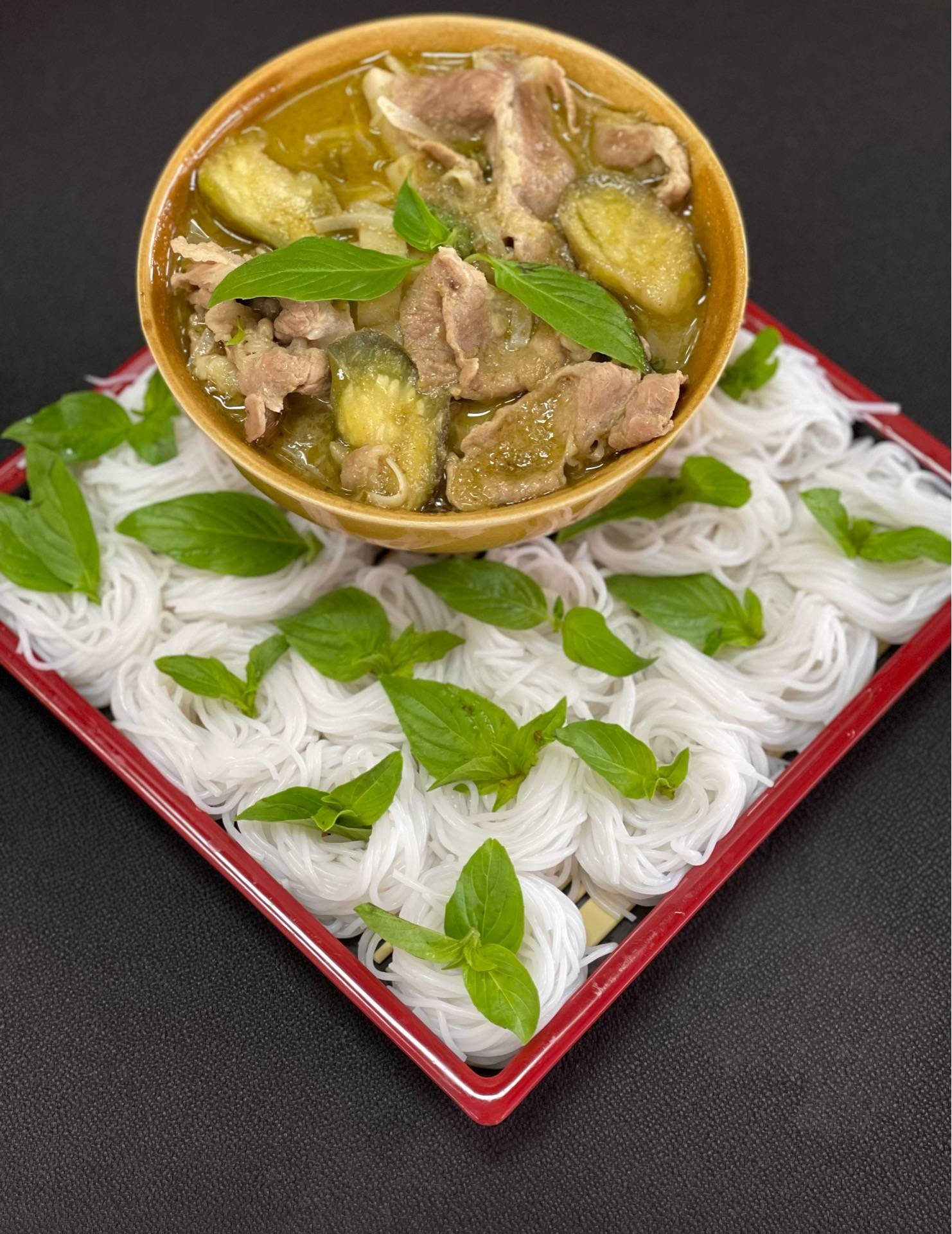 แกงเขียวหวานสันคอหมูสไลด์ หน่อไม้ มะเขือยาว