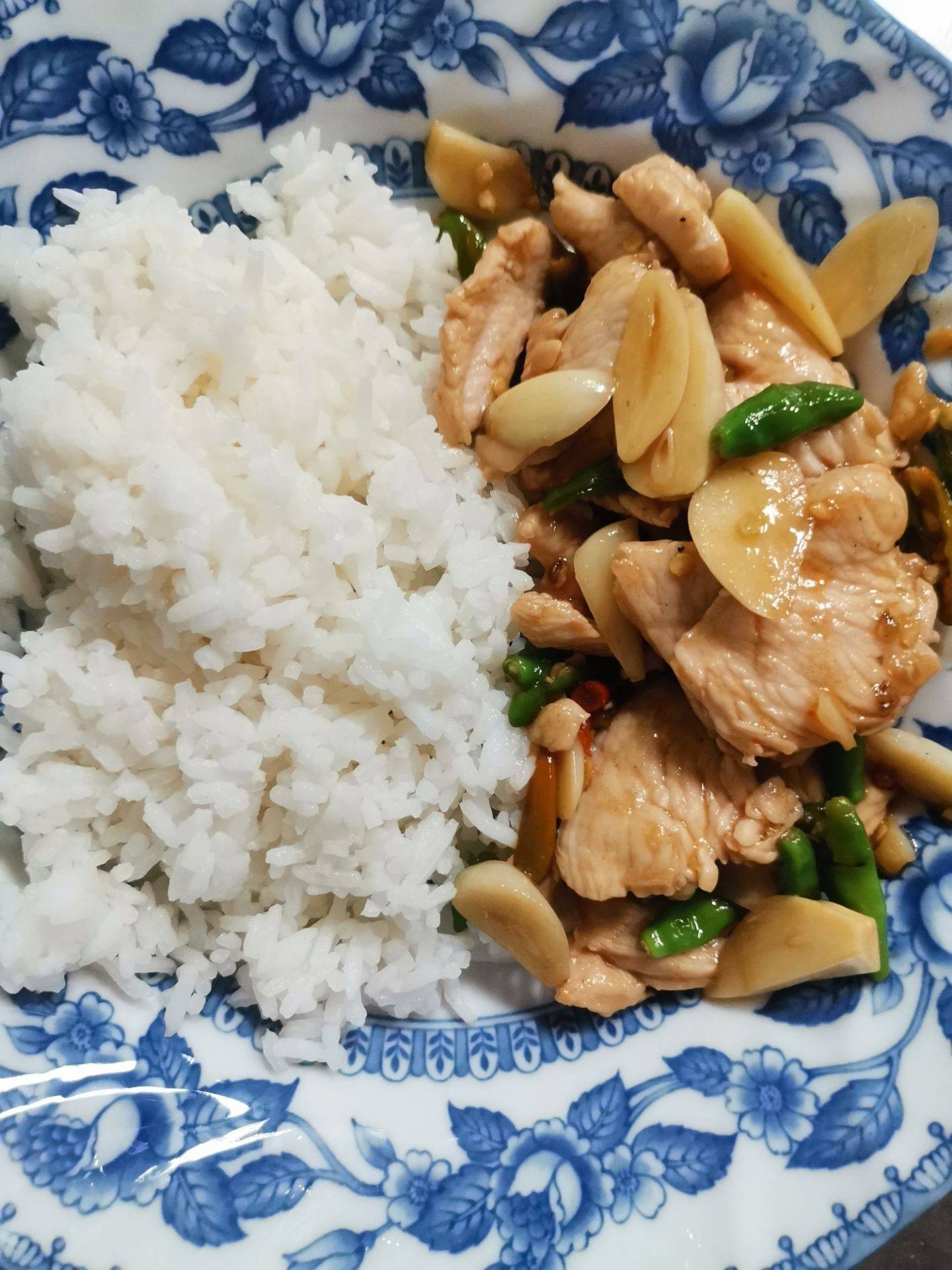 อกไก่ผัดพริกสด