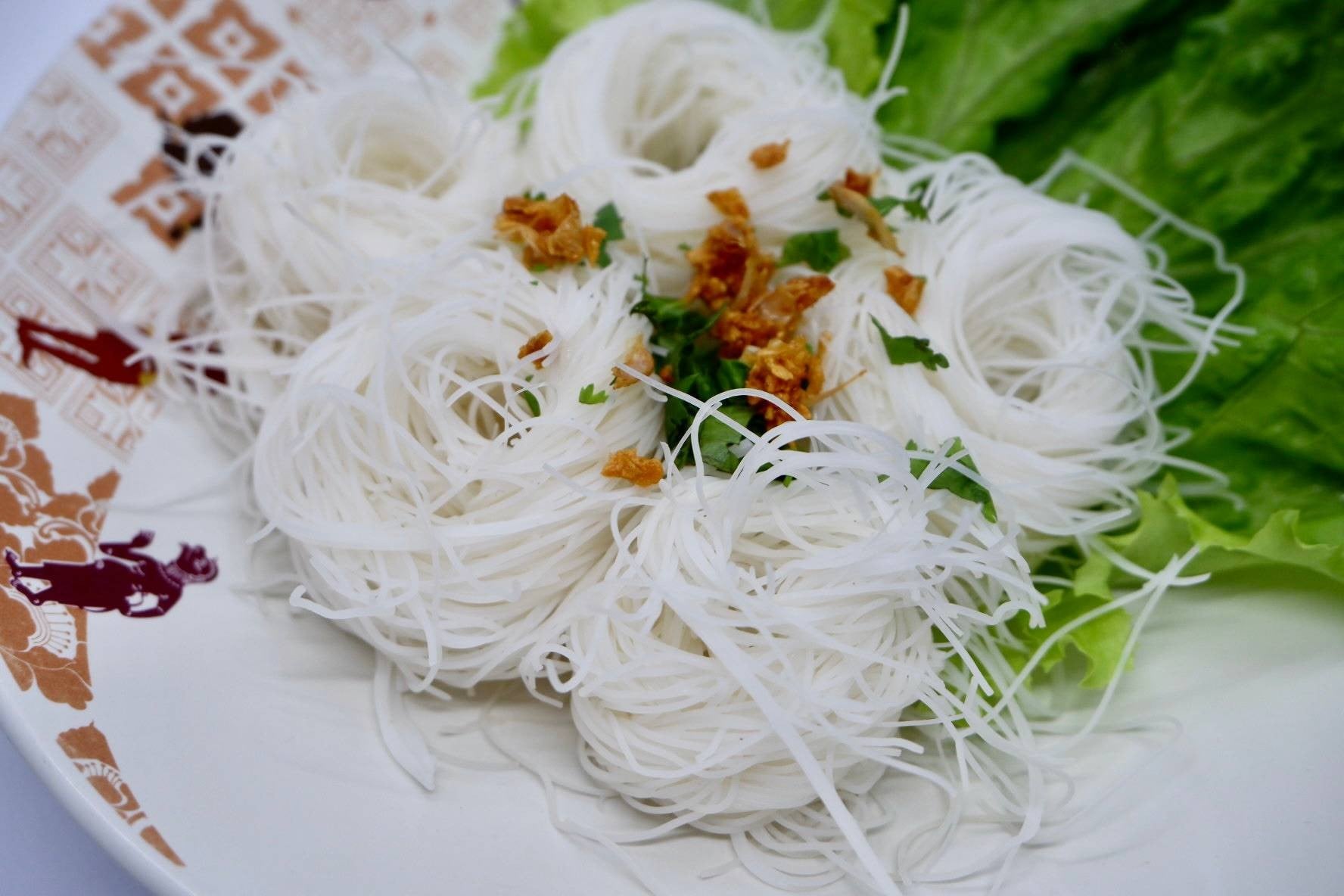 เส้นหมี่สิงห์ทอง ลวกกระเทียวเจียว