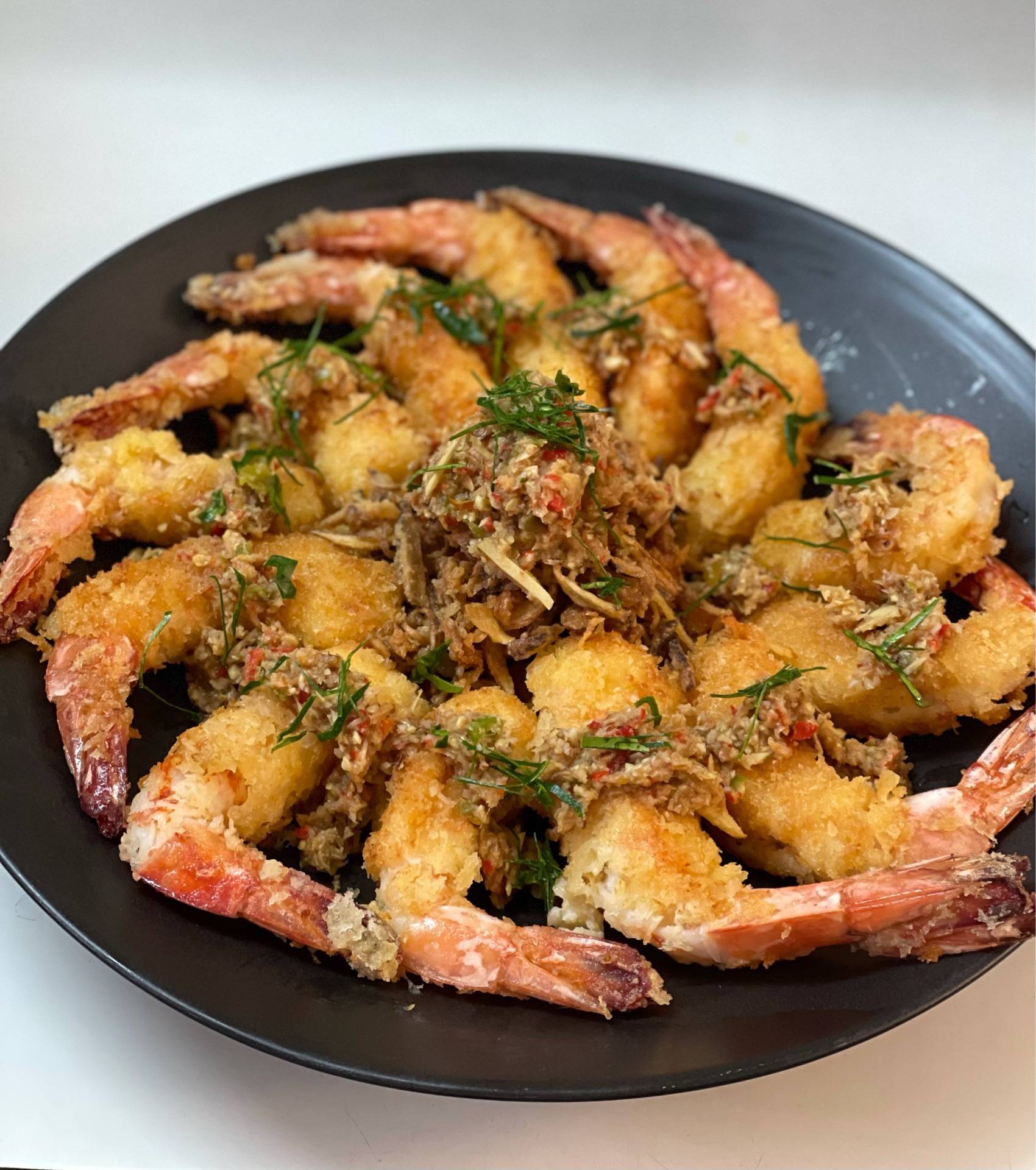 กุ้งชุบเกล็ดขนมปังทอดซอสกระชาย 