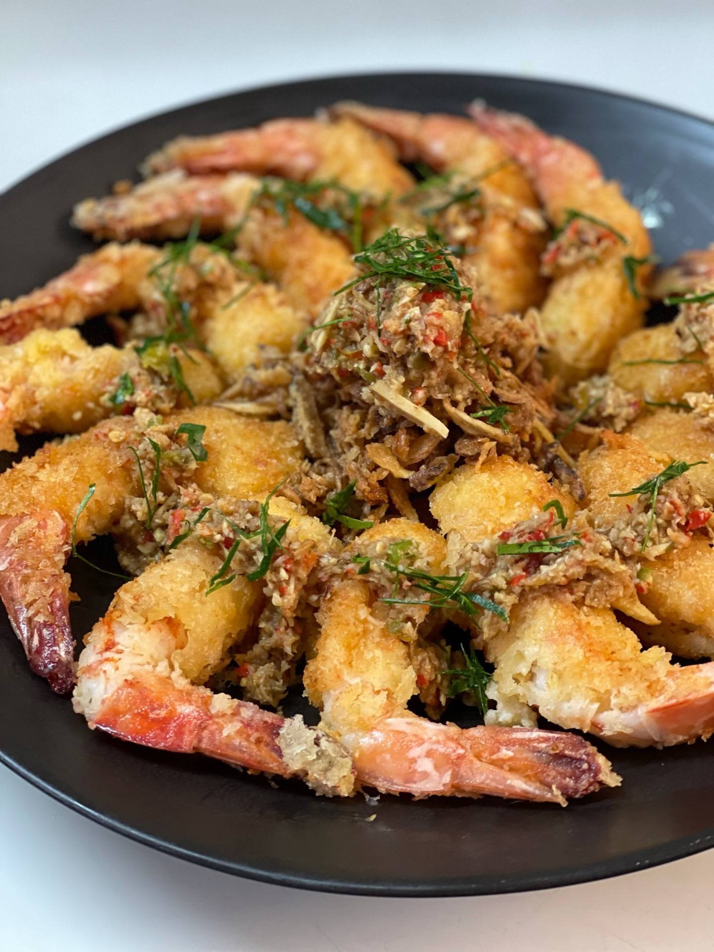 กุ้งชุบเกล็ดขนมปังทอดซอสกระชาย 