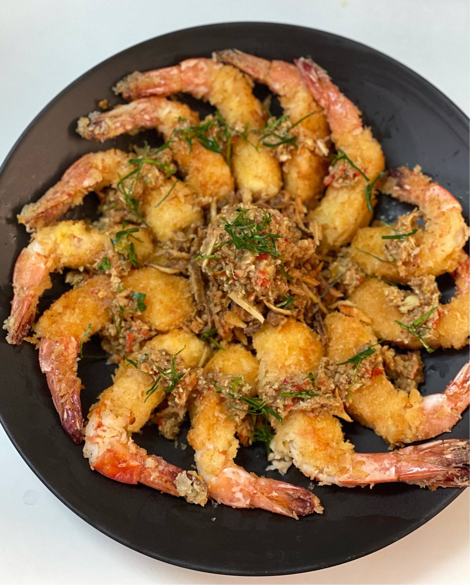 กุ้งชุบเกล็ดขนมปังทอดซอสกระชาย 
