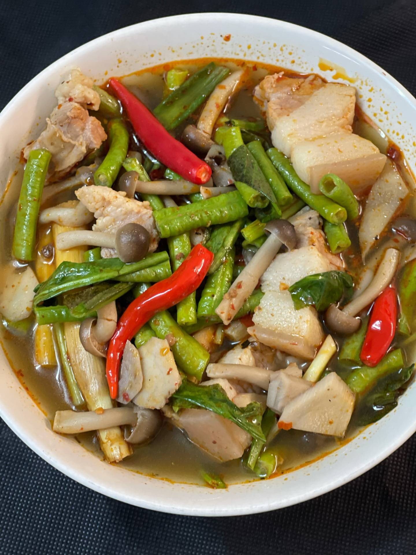แกงเมืองใส่หมูสามชั้น ถั่วฝักยาว เห็ดหิมะดำ