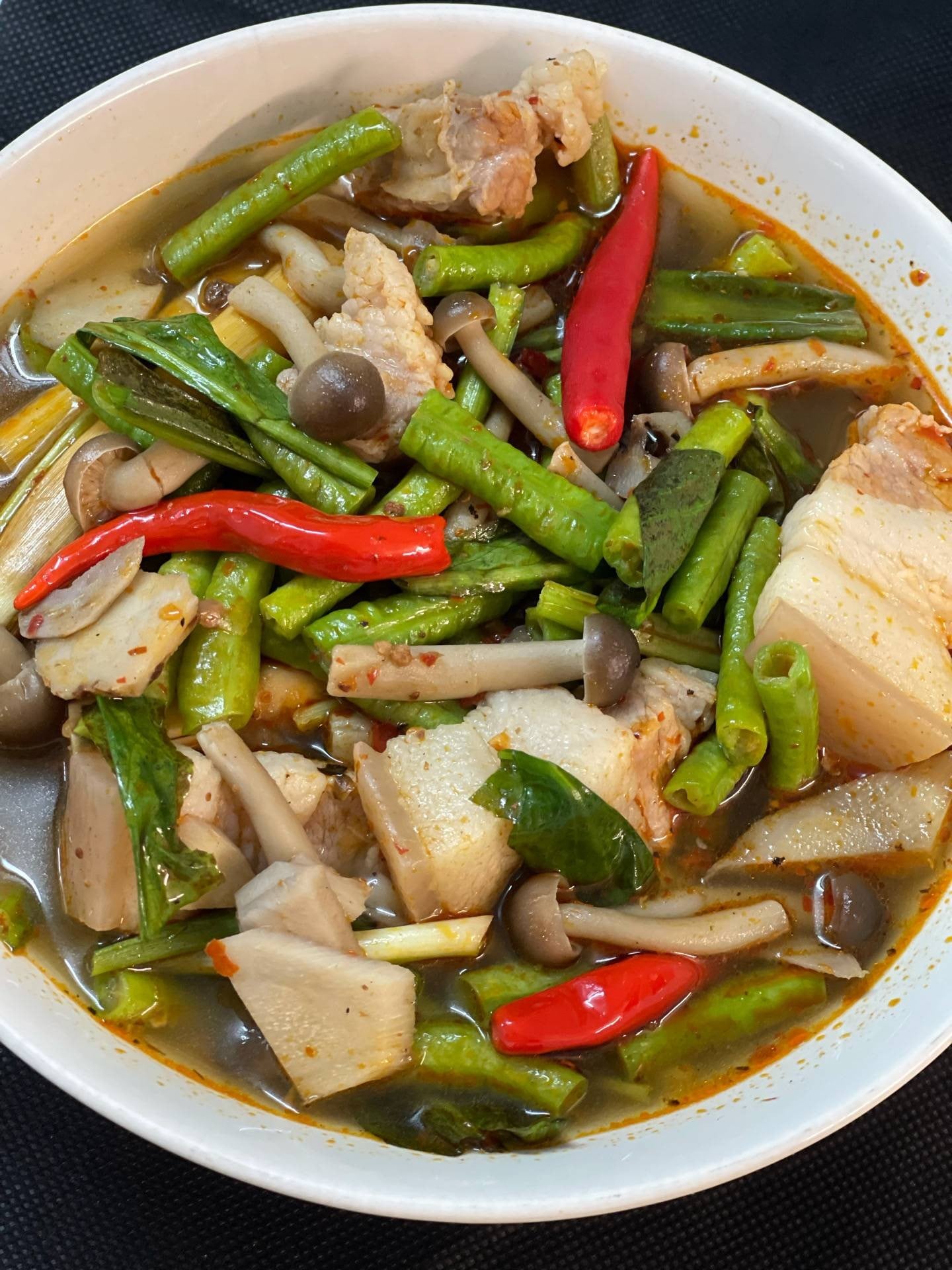 แกงเมืองใส่หมูสามชั้น ถั่วฝักยาว เห็ดหิมะดำ