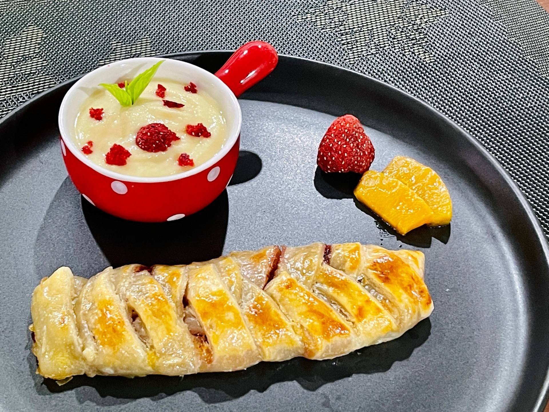 พายสตอเบอรี่ง่ายๆ (Easy Strawberry Pie)