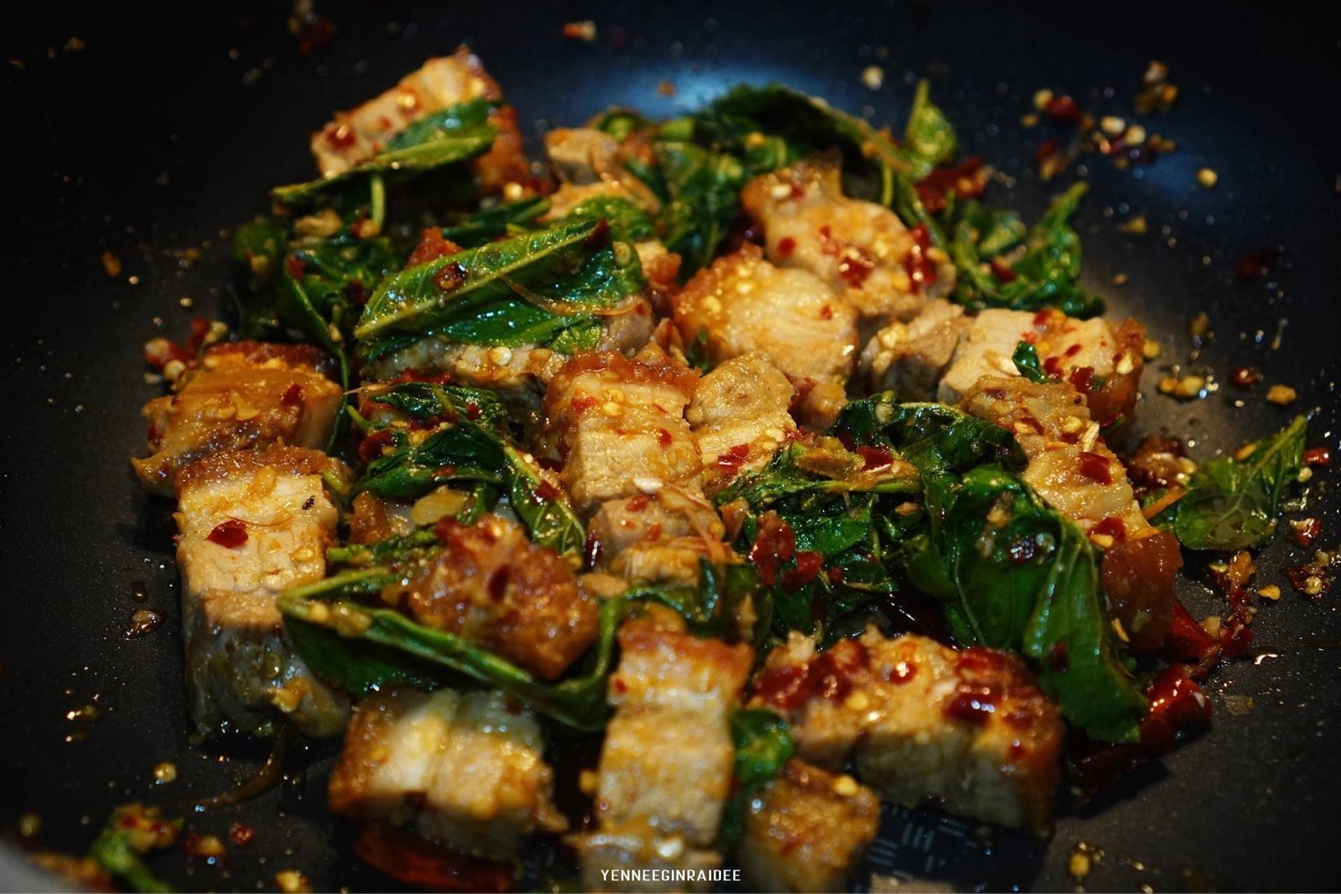 สูตร กะเพราหมูกรอบ หมูกรอบจากหม้อทอดไร้น้ำมัน