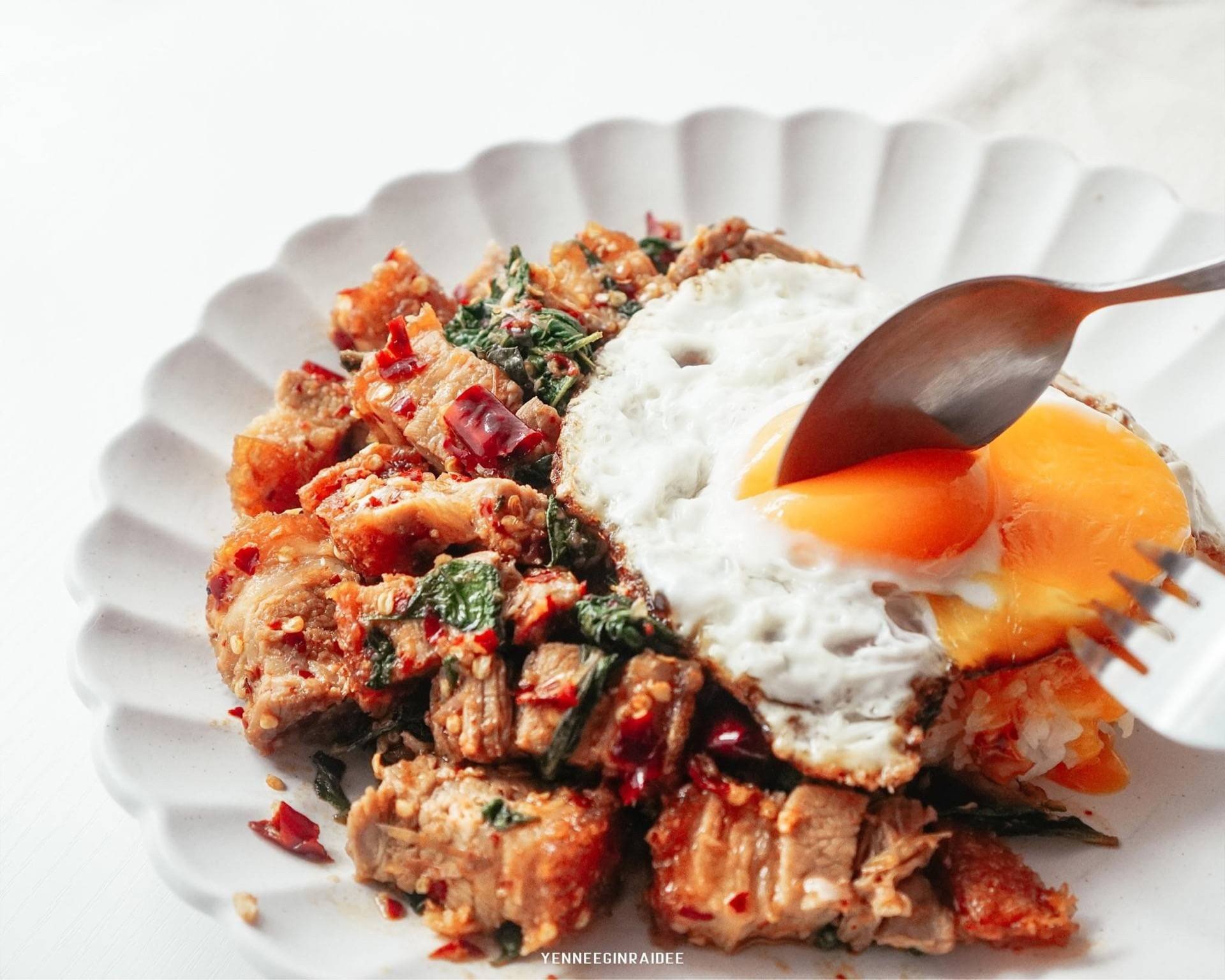 สูตร กะเพราหมูกรอบ หมูกรอบจากหม้อทอดไร้น้ำมัน