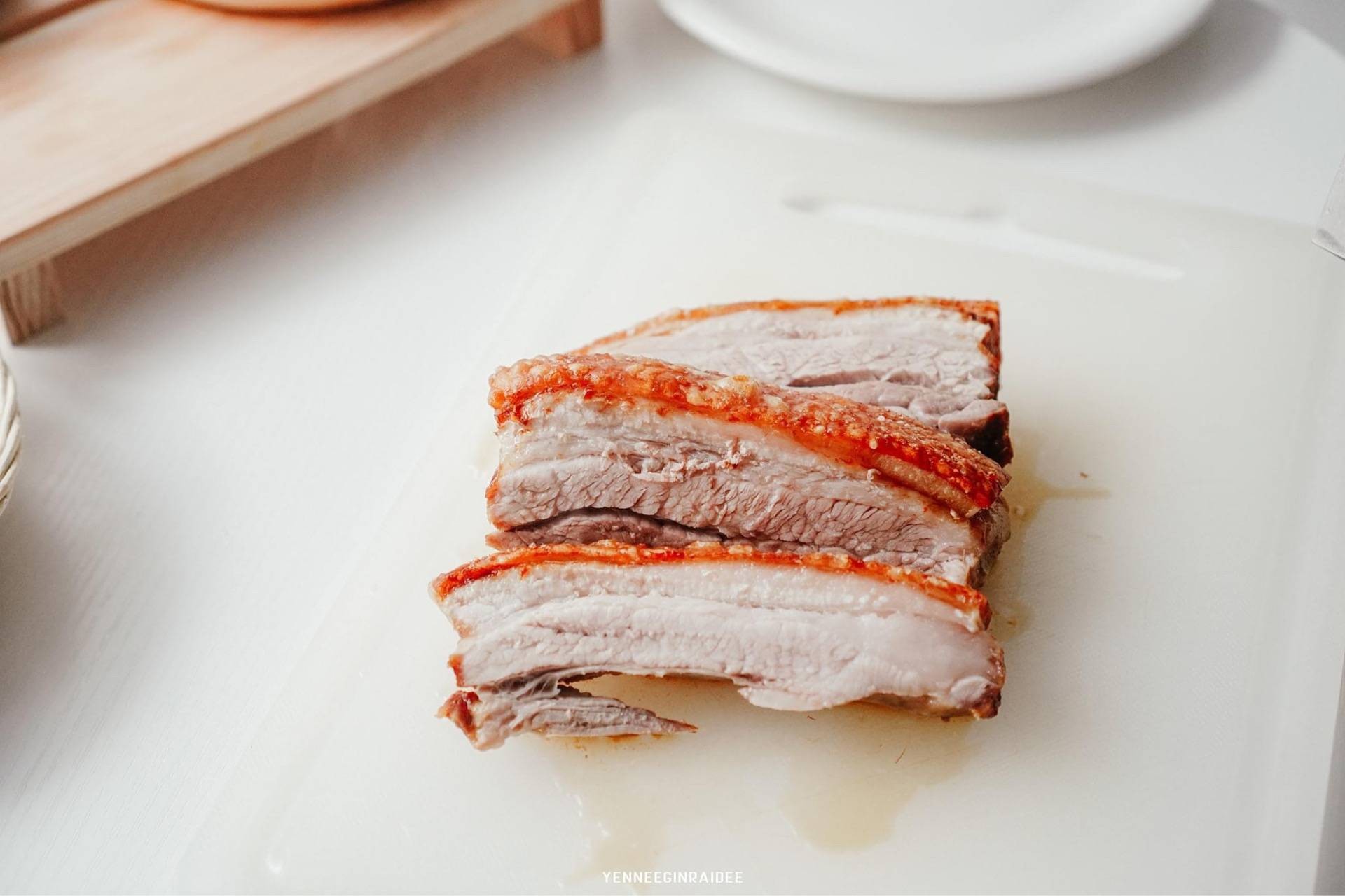สูตร กะเพราหมูกรอบ หมูกรอบจากหม้อทอดไร้น้ำมัน