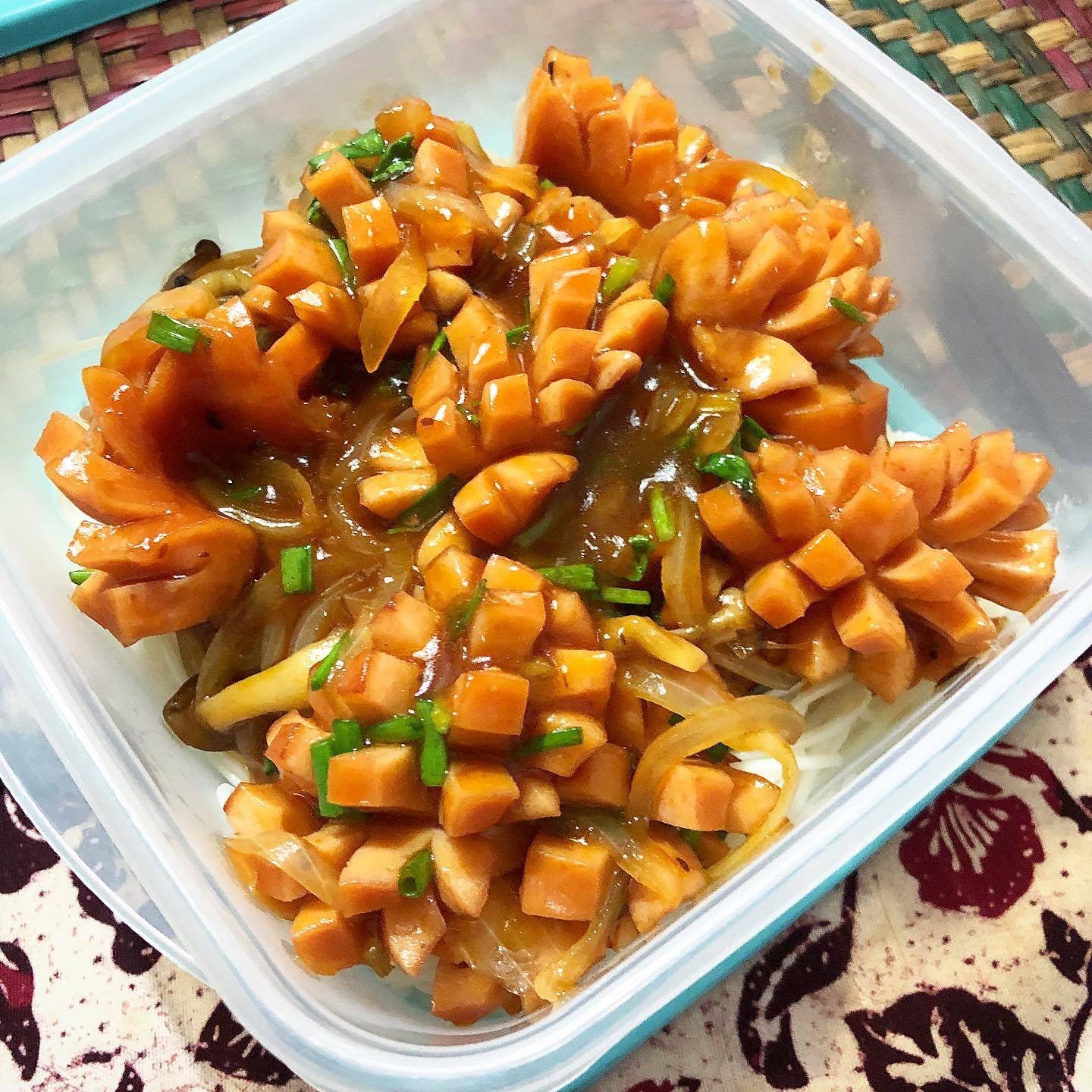 เส้นหมี่เกาหลี ไส้กรอกดอกไม้บาน