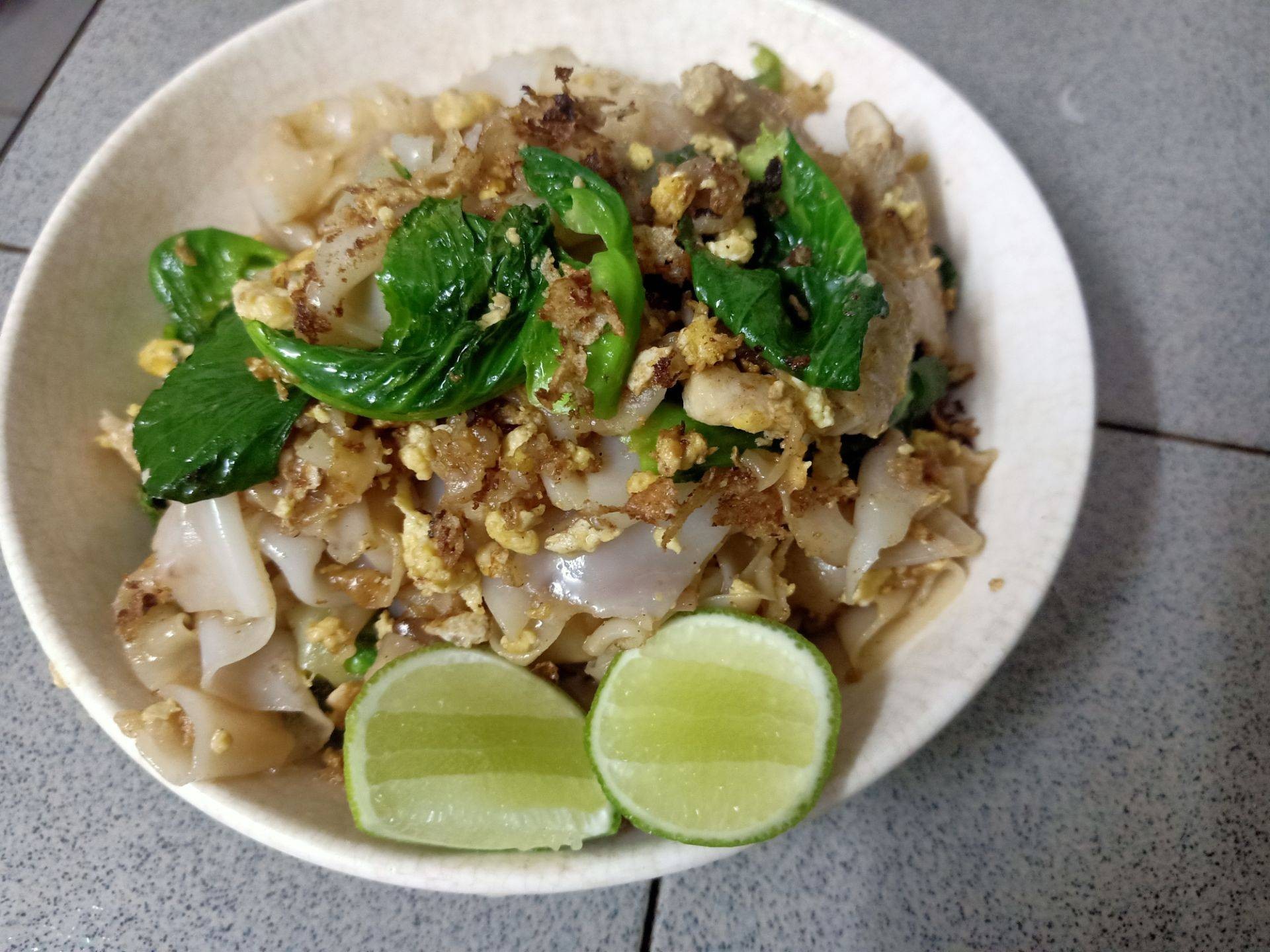 ผัดสี่อิ๋วหมูเส้นใหญ่