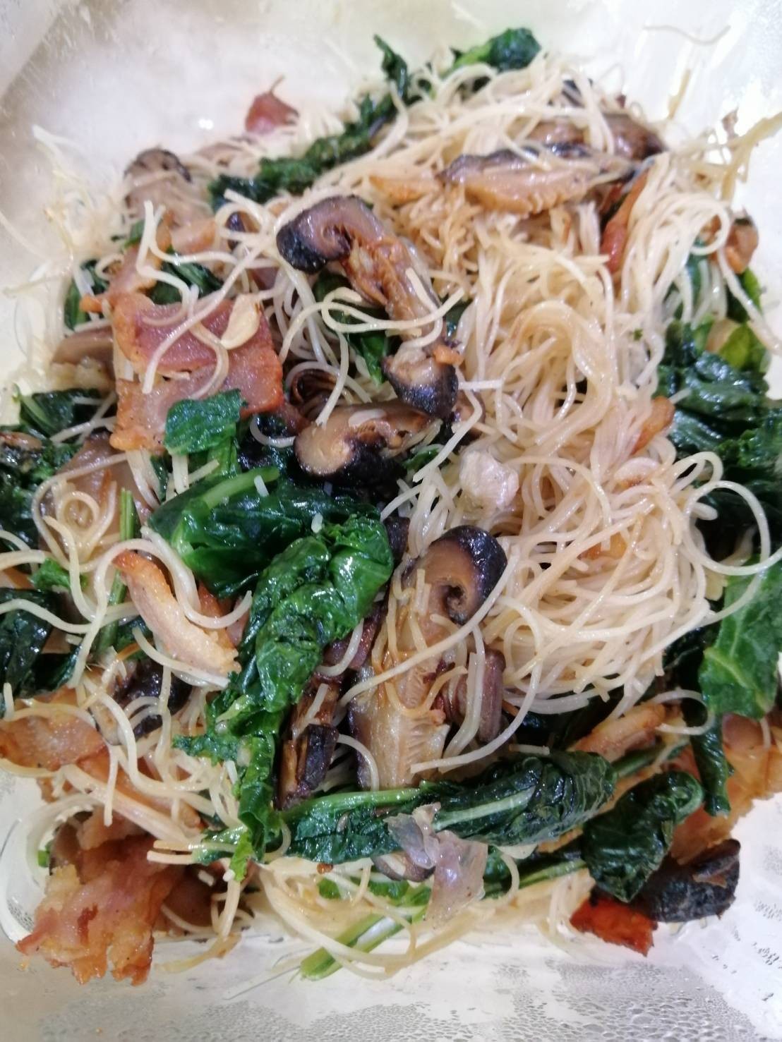 ผัดหมี่ขาวผักเคลเบคอนทอด