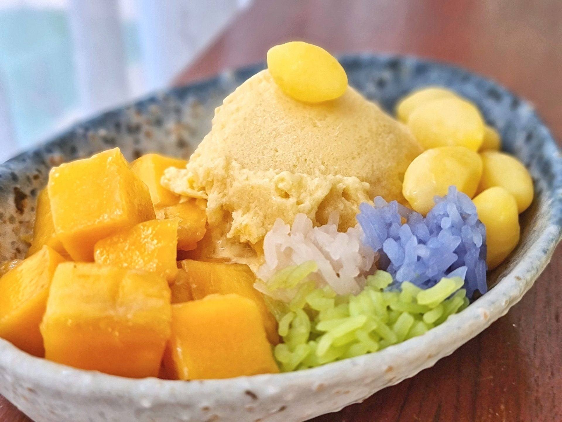 ไอศครีมมะม่วงน้ำดอกไม้อบควันเทียน