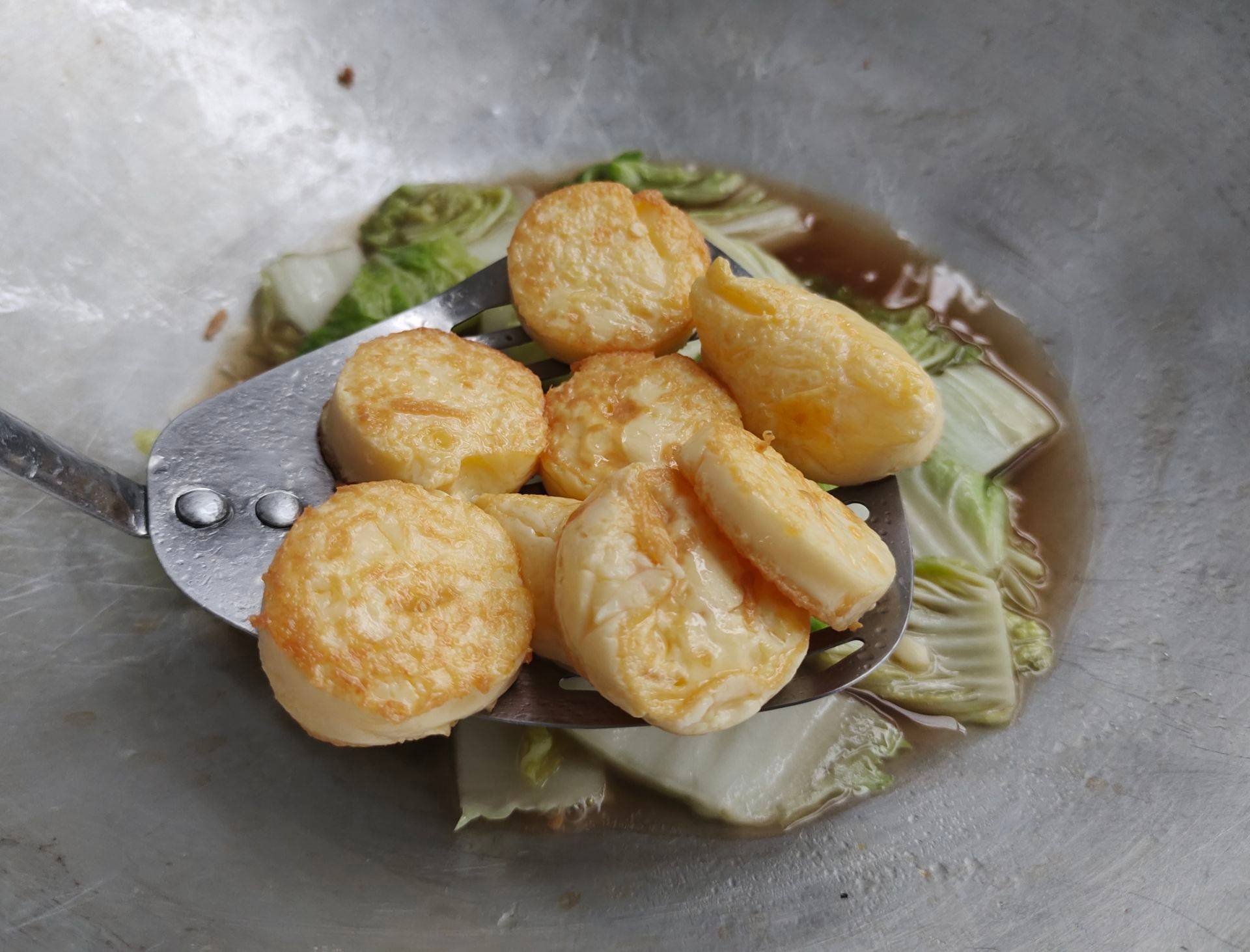 ผัดผักกาดขาวเต้าหู้ไข่ทอด
