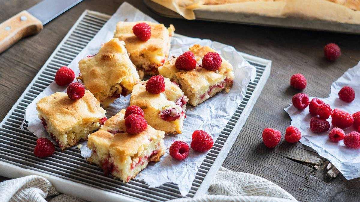 ไวท์ช็อกโกแลตราสเบอรี่บราวนี่