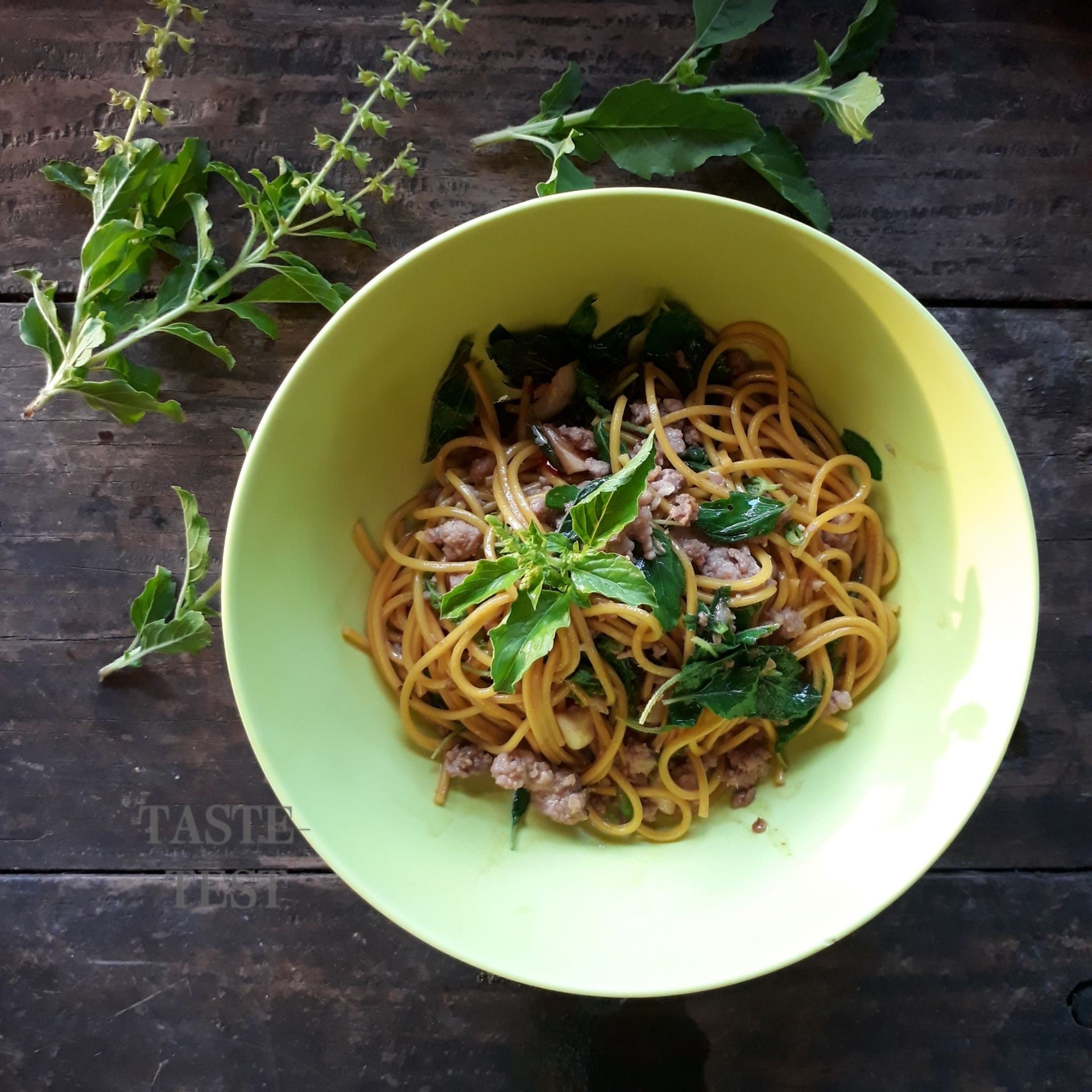 ผัดหมี่ซั่วใบกระเพรา 🍲🌿