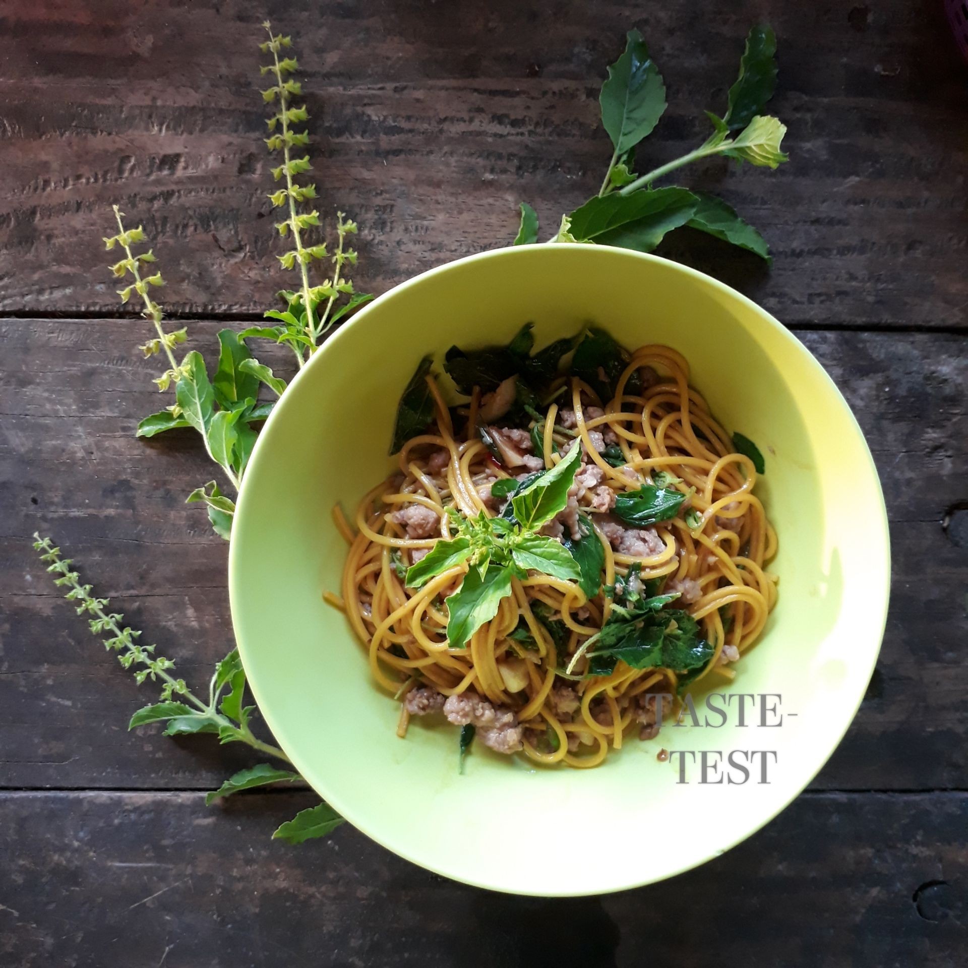 ผัดหมี่ซั่วใบกระเพรา 🍲🌿