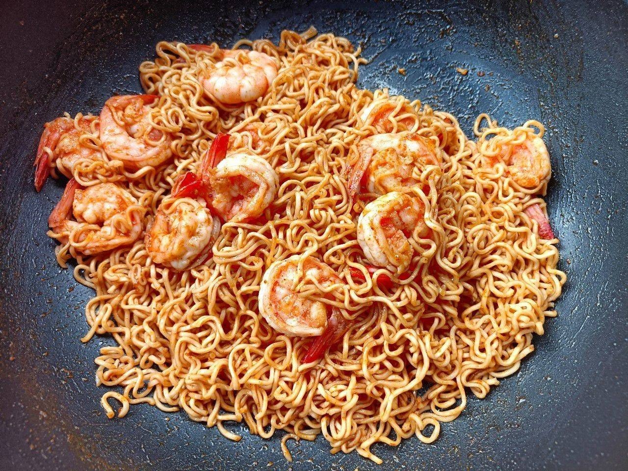 ผัดมาม่ากุ้งไข่กุ้ง