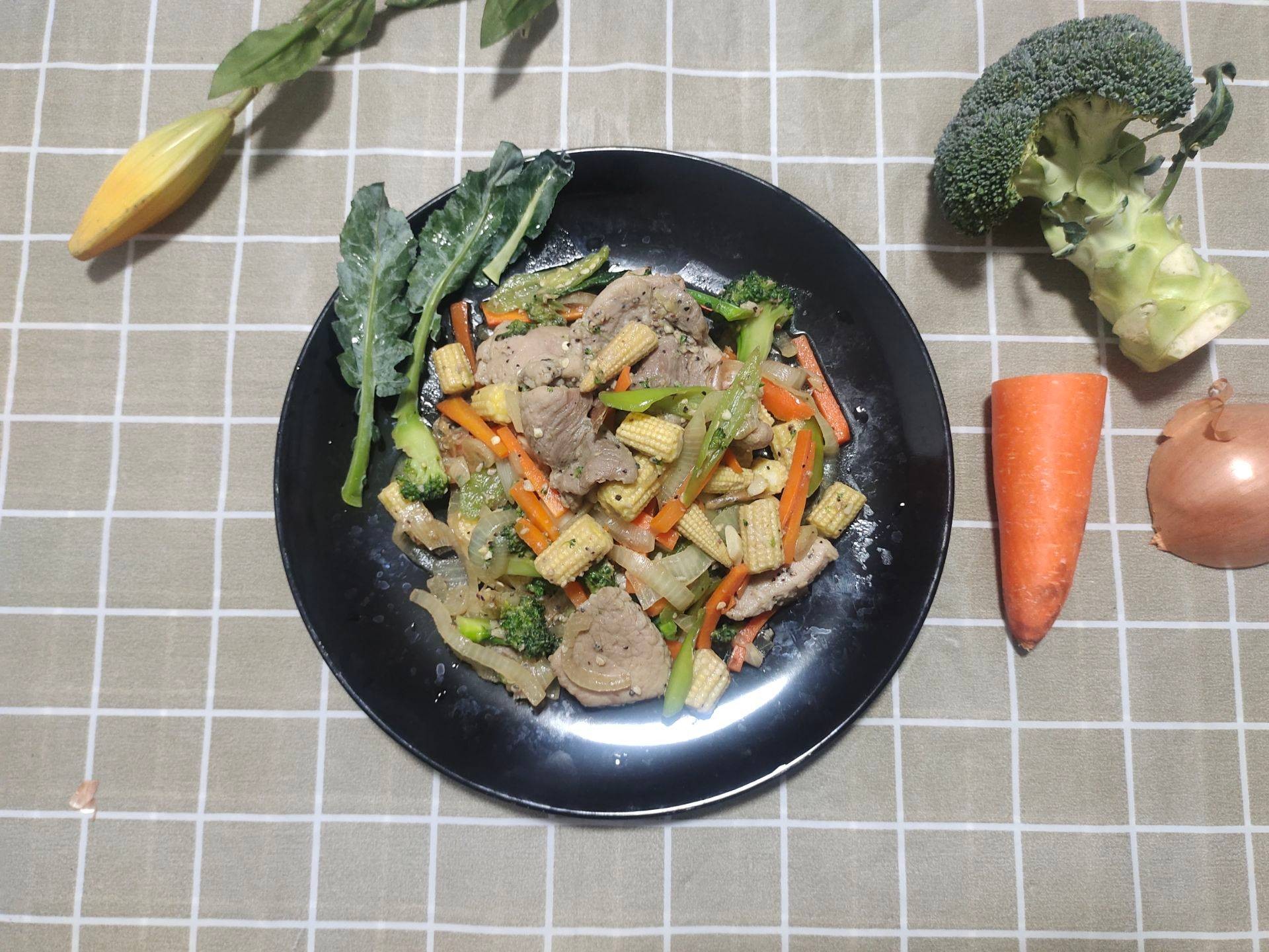 ผัดผักรวมมิตรหมูหมักพริกไทยดำ