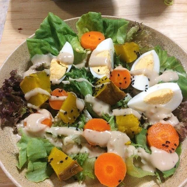 สลัดผักไข่ต้มงาดำ