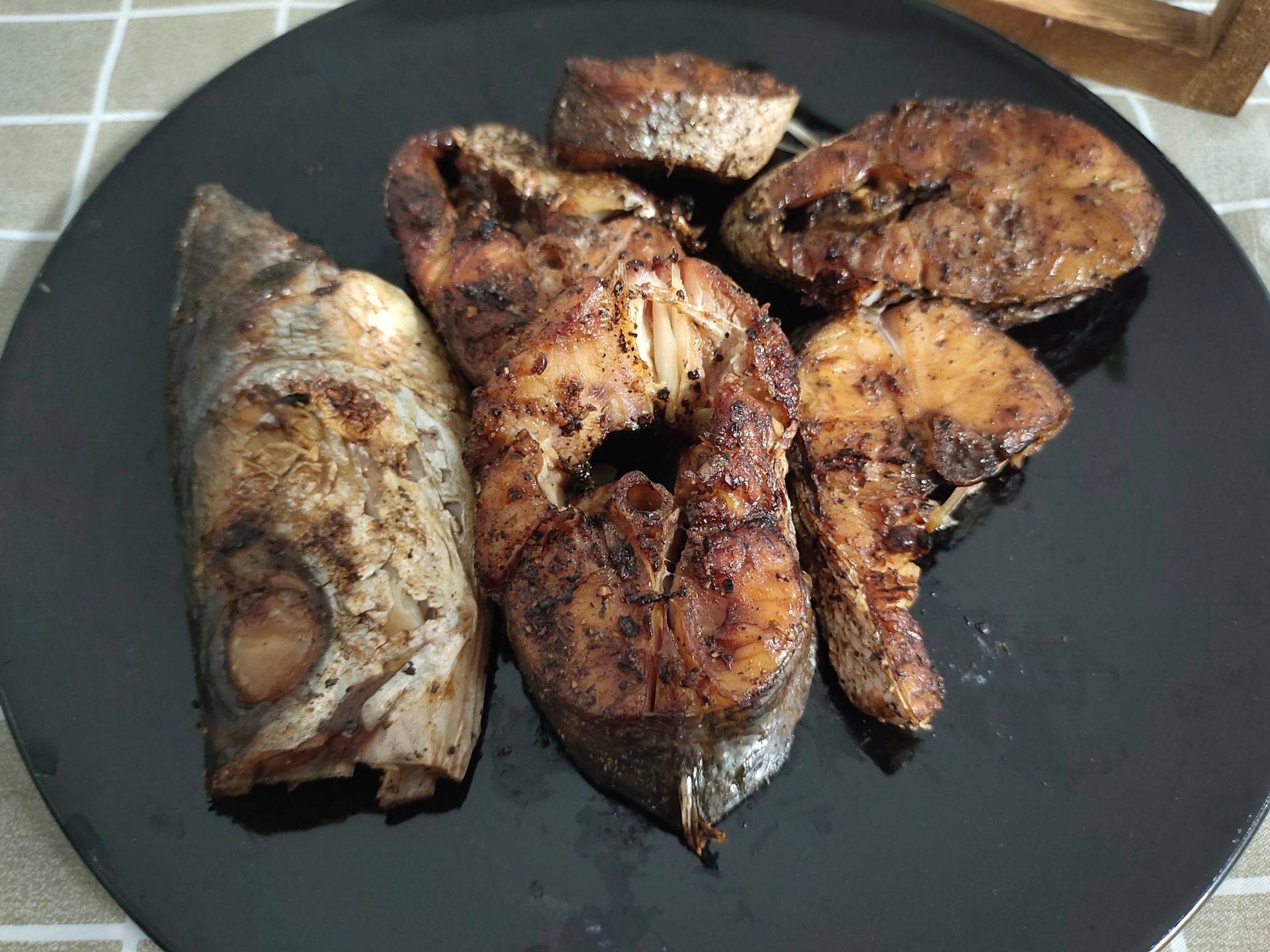 ปลาหางเหลืองย่างเตาถ่าน