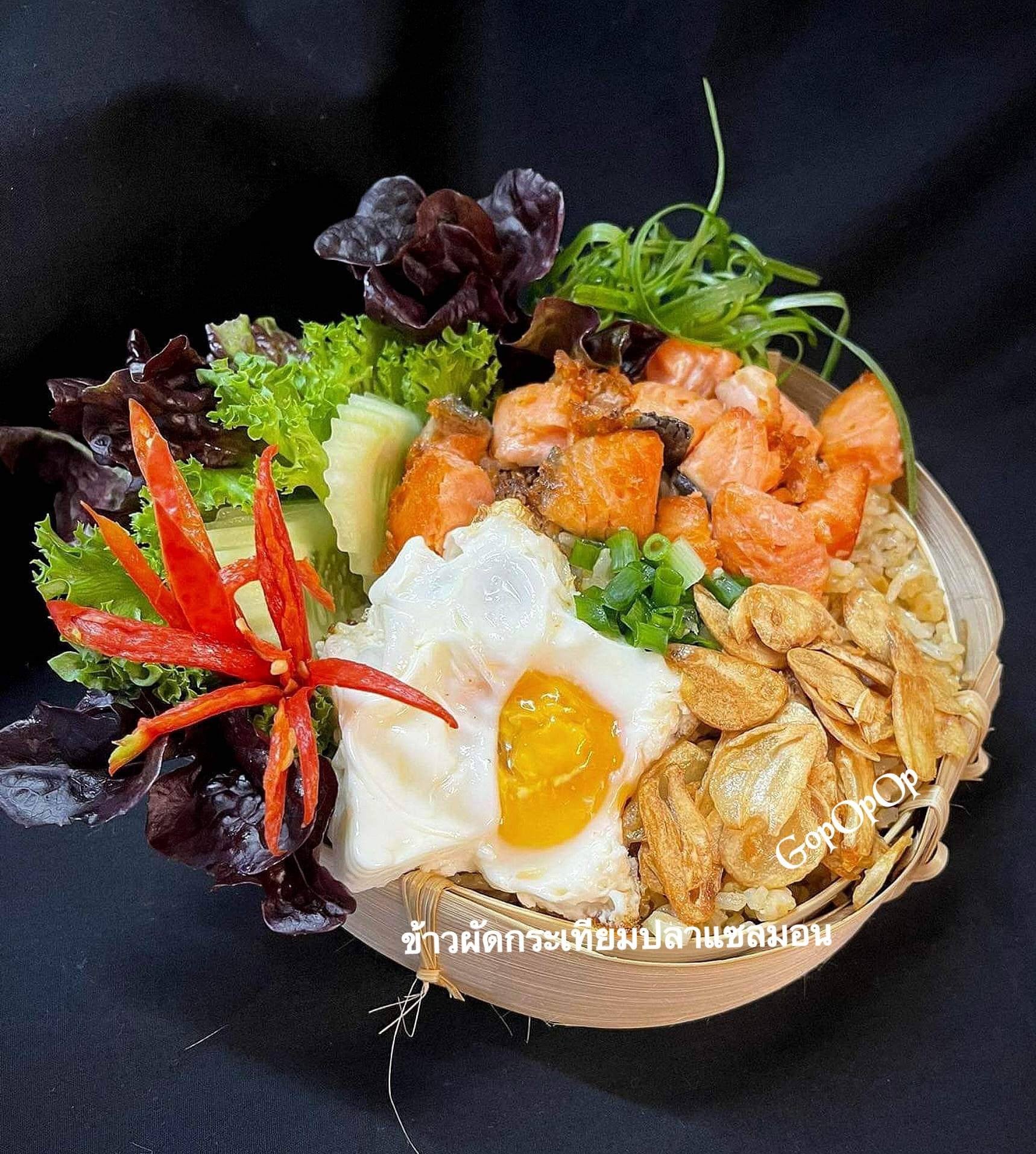 ข้าวผัดกระเทียมปลาแซลมอน