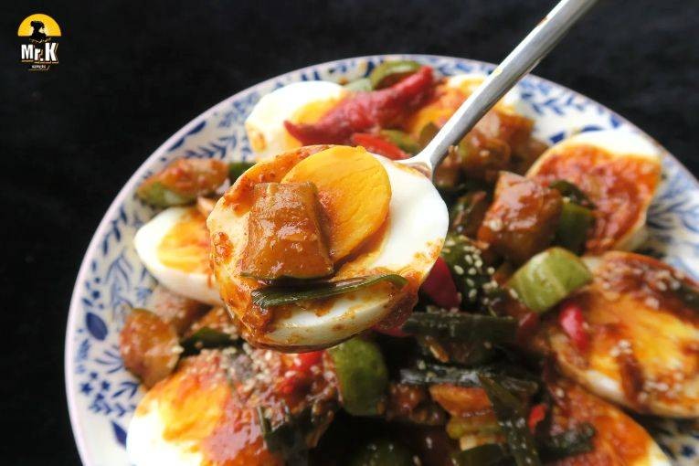 ไข่ต้มราดผัดกิมจิแตงกวา