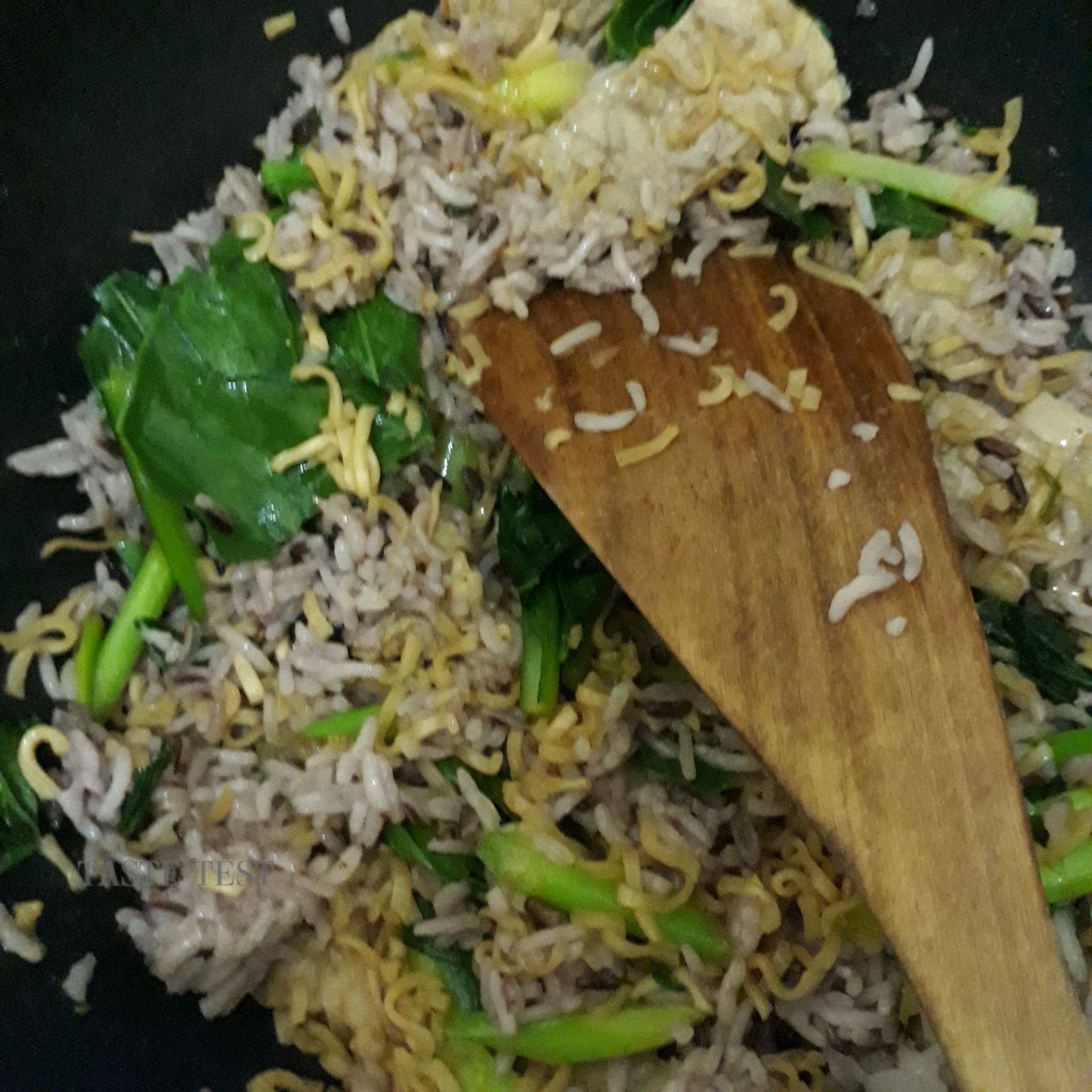ข้าวผัดบะหมี่กึ่งฯรสหมูสับ 🍛🍲