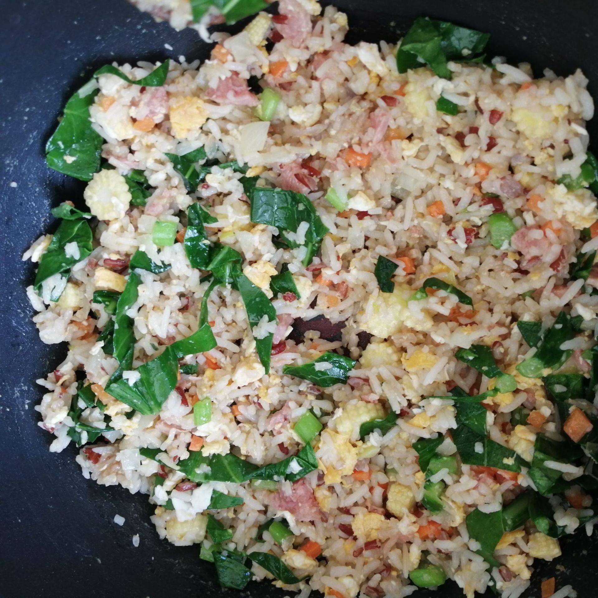 ข้าวผัดแหนมใส่ผักเยอะๆ  
🥘🍛🥦🌽🥕🥒