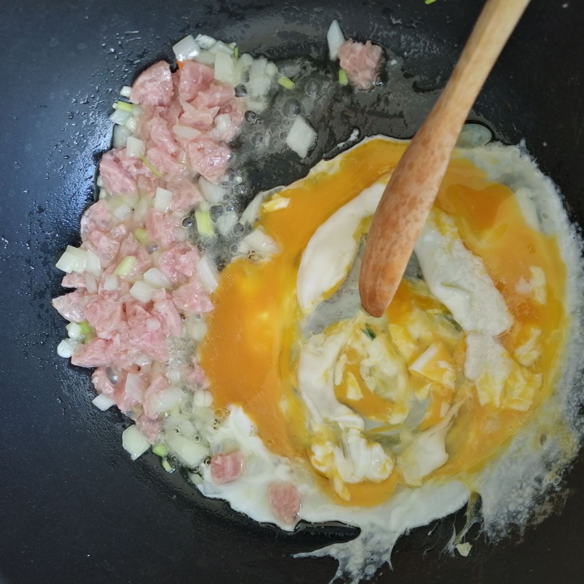 ข้าวผัดแหนมใส่ผักเยอะๆ  
🥘🍛🥦🌽🥕🥒