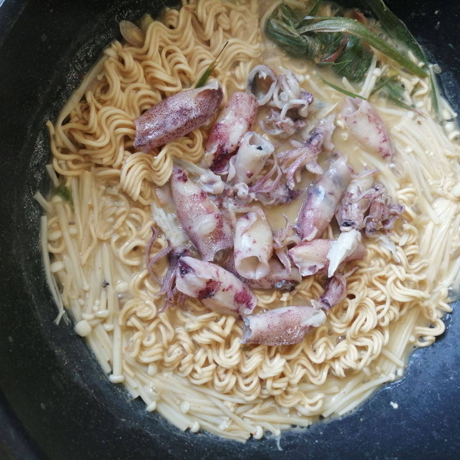 บะหมี่กึ่งต้มยำใส่หมึกกะตอย  
🍲🥘🦑🍃🌶