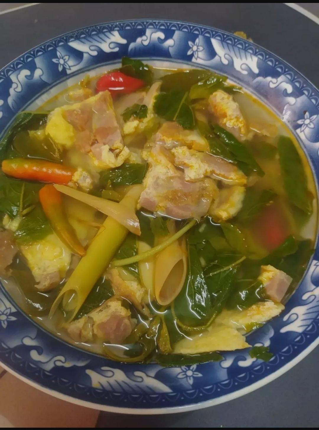 ต้มยำไข่เจียวไส้กรอกใส่ใบกะเพรา