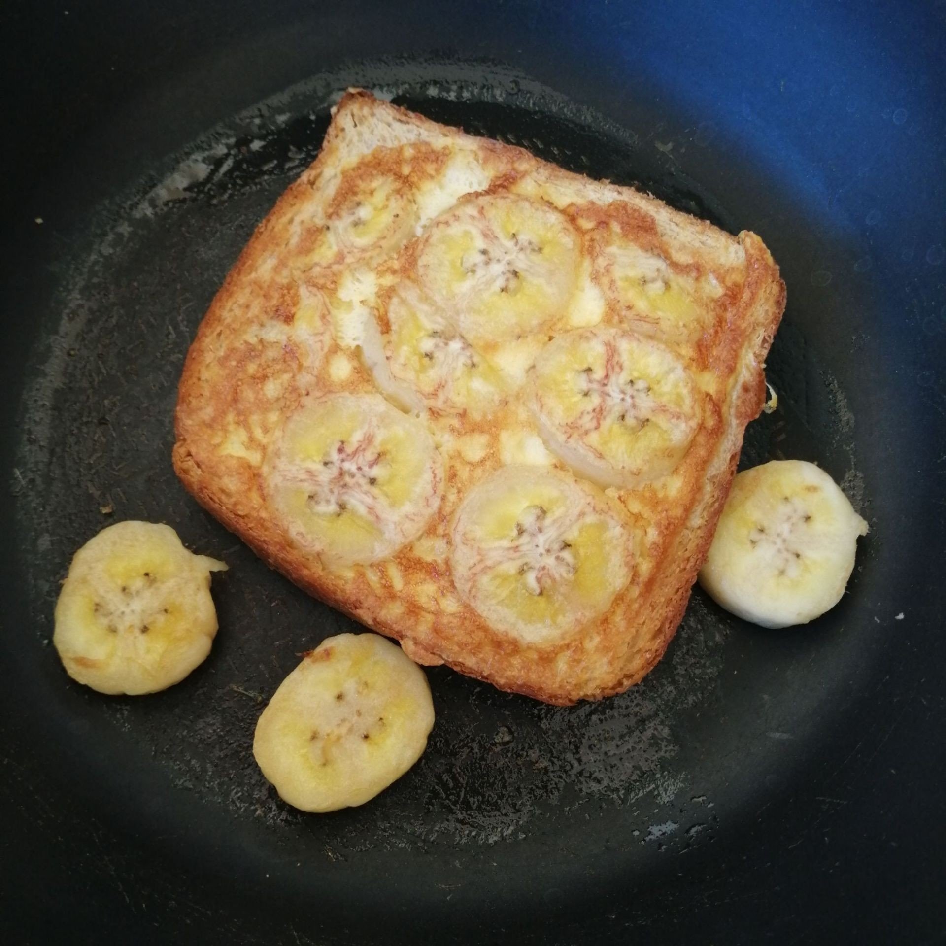ขนมปังชุบไข่ใส่กล้วยน้ำว้า 
🍞🥚🍳🍌