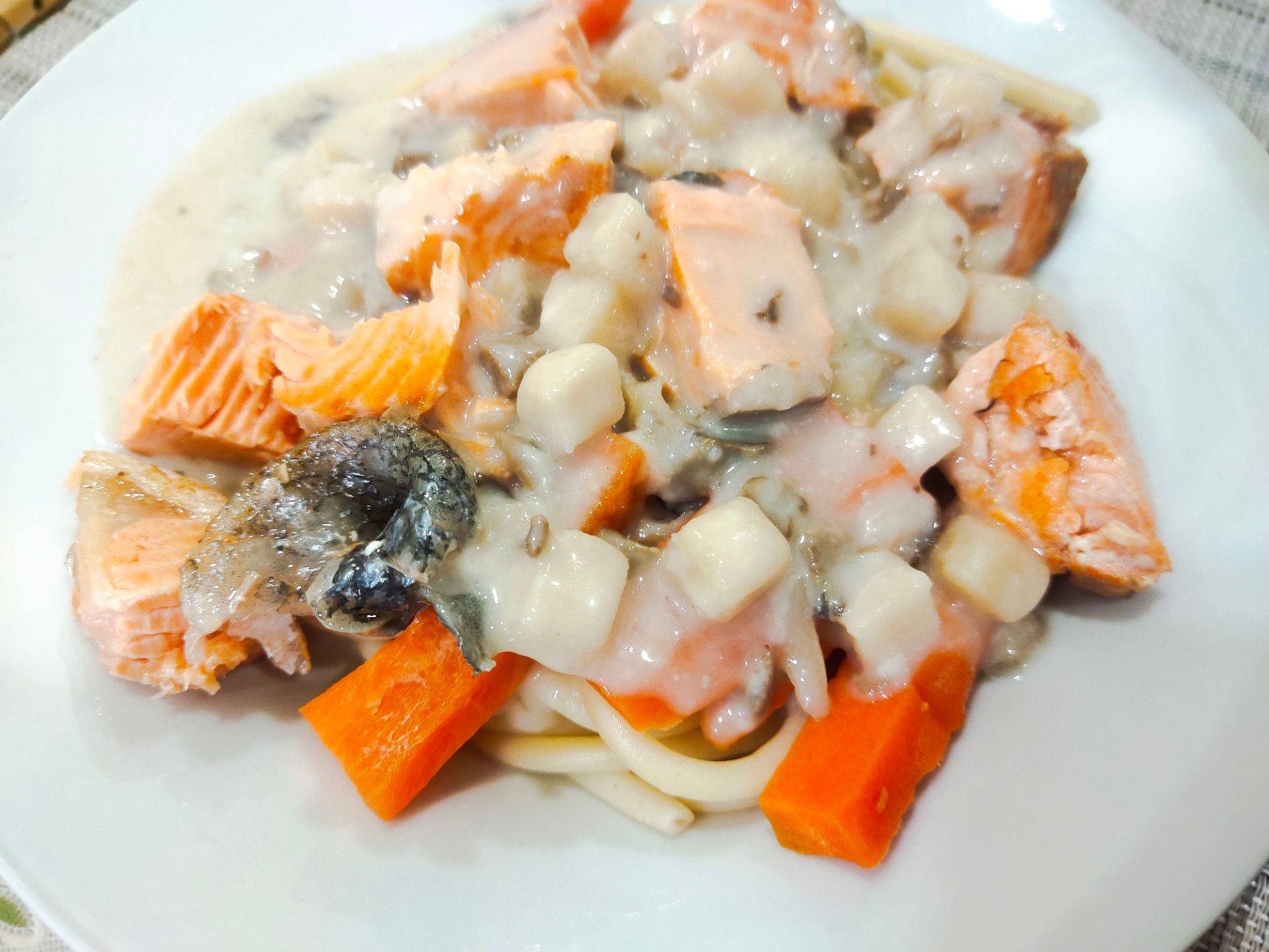 spaghetti ซอสครีมเห็ดแซลมอน