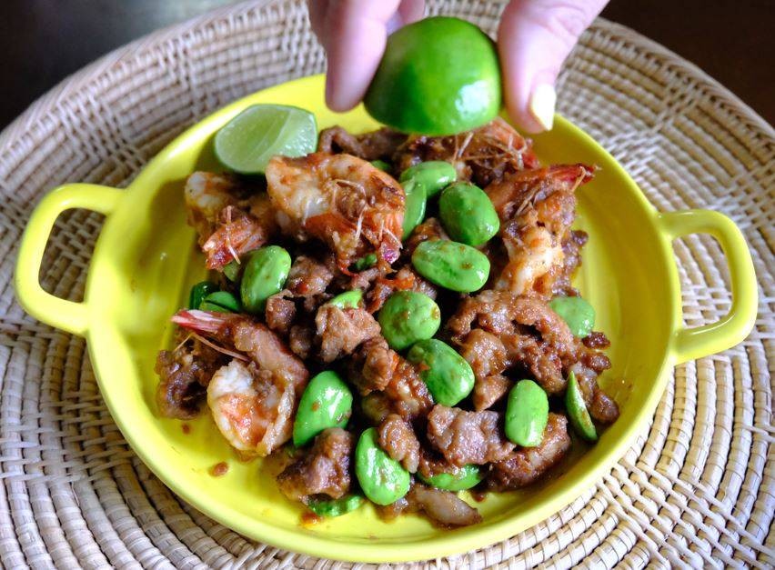 หมูสันคอเเละกุ้งผัดกะปิสะตอ