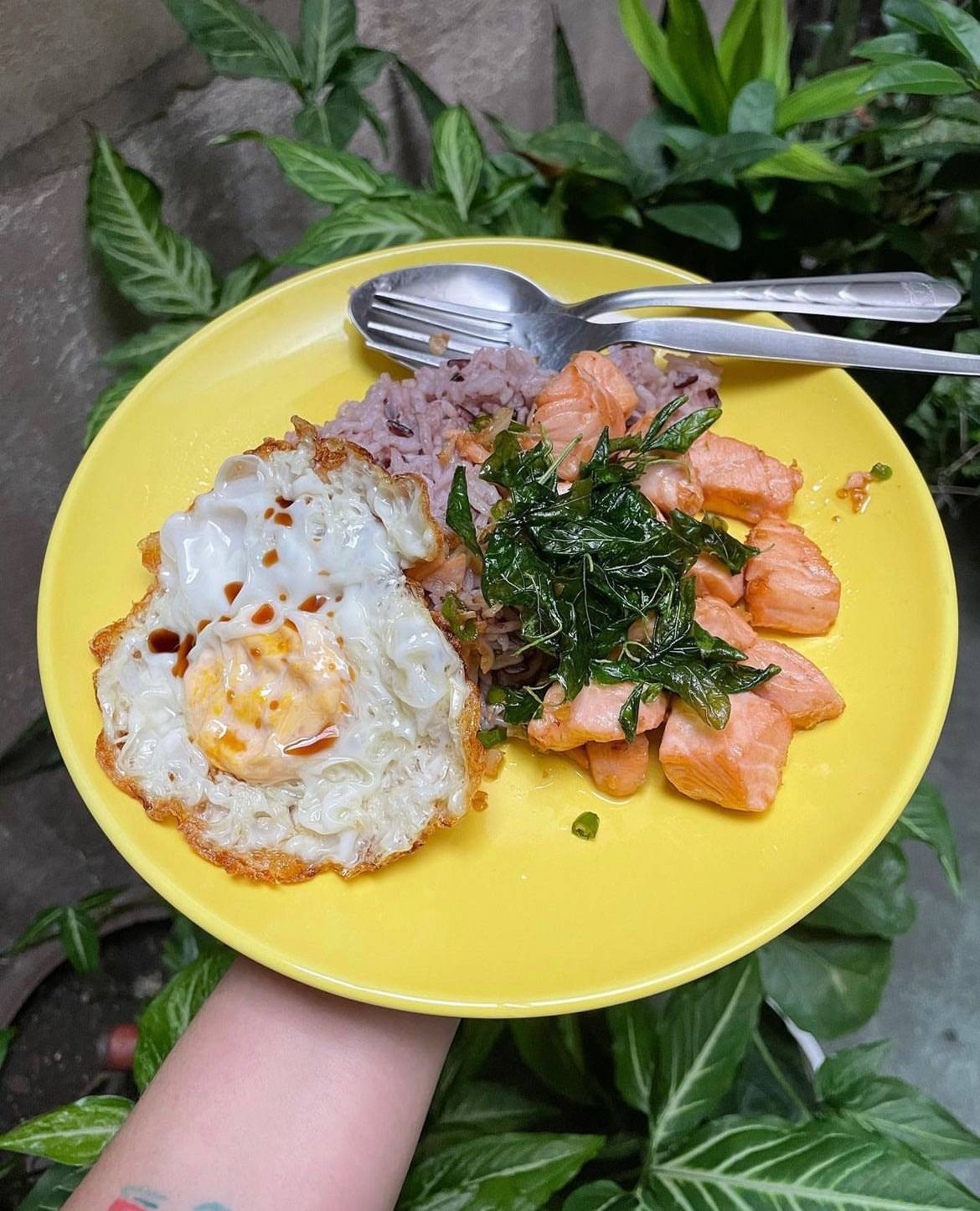 ผัดกะเพรากรอบแซลมอน+ไข่ดาวกรอบ