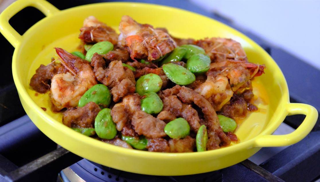หมูสันคอเเละกุ้งผัดกะปิสะตอ