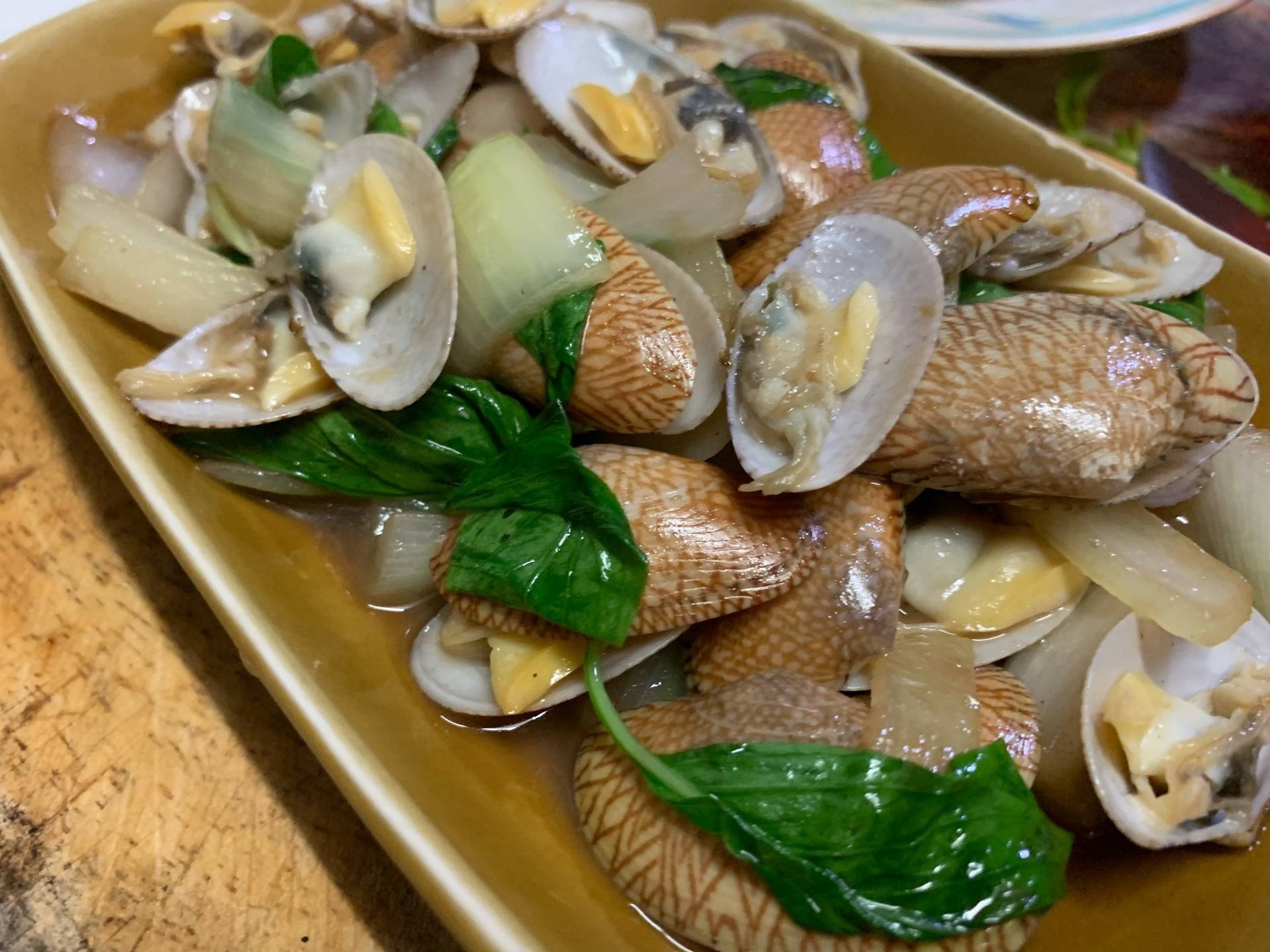 หอยลายผัดโหระพา