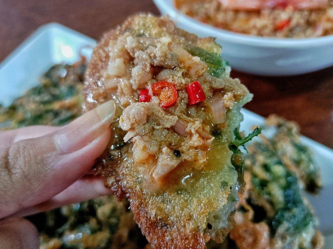 ยำผักบุ้งกรอบ