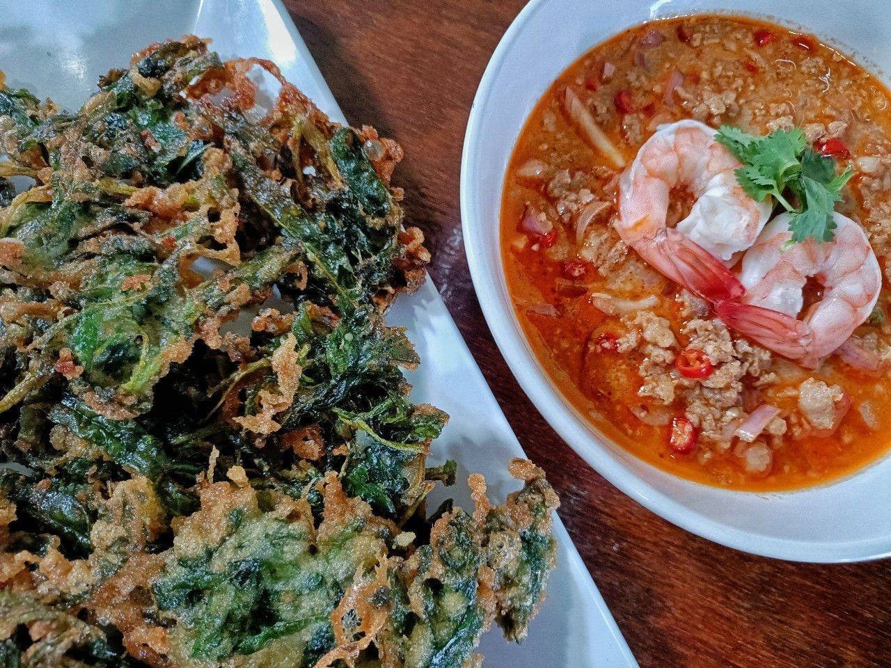 ยำผักบุ้งกรอบ