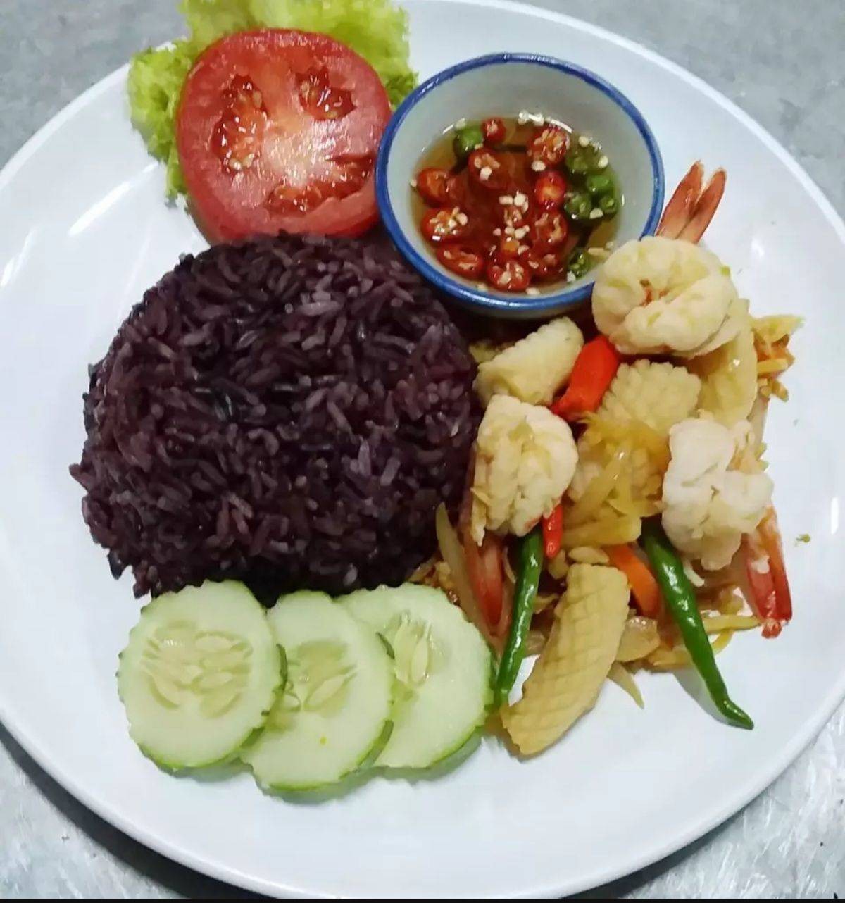 ซีฟู้ดผัดขิงราดหน้าข้าว